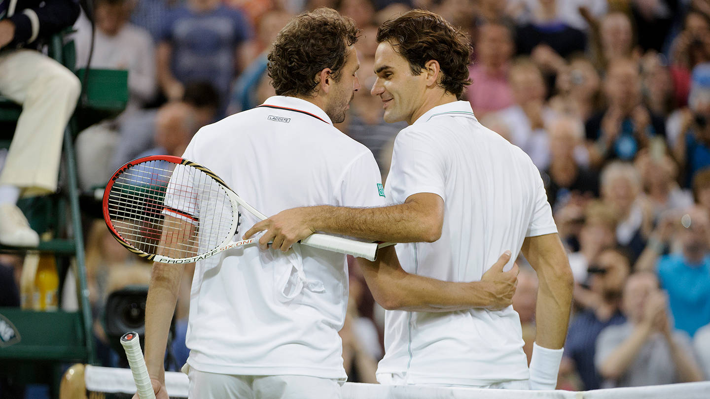 Tennis 桌布 壁紙 — 兩名身穿白色球衣的網球選手在球場上熱情擁抱，身後是歡呼的人群。