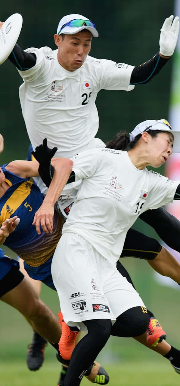 Android Ultimate Frisbee 桌布 壁紙 — 兩名身穿白色球衣的運動員在激烈的終極飛盤比賽中動態跳躍接住飛行的飛盤。