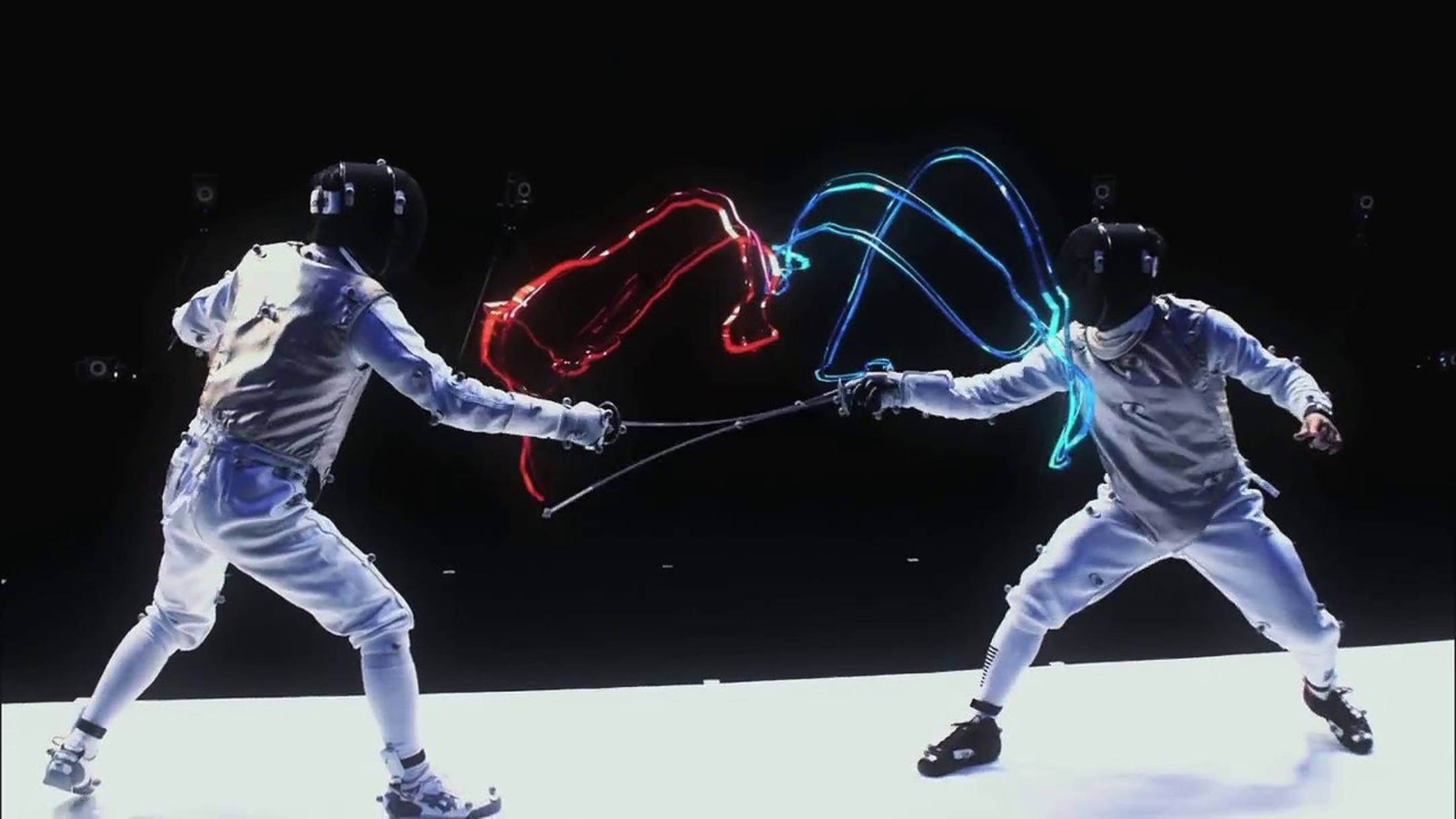 Fencing 桌布 壁紙 — 兩名身穿白色裝備的劍擊手交鋒，在黑色背景上創造出鮮豔的紅色和藍色光軌。