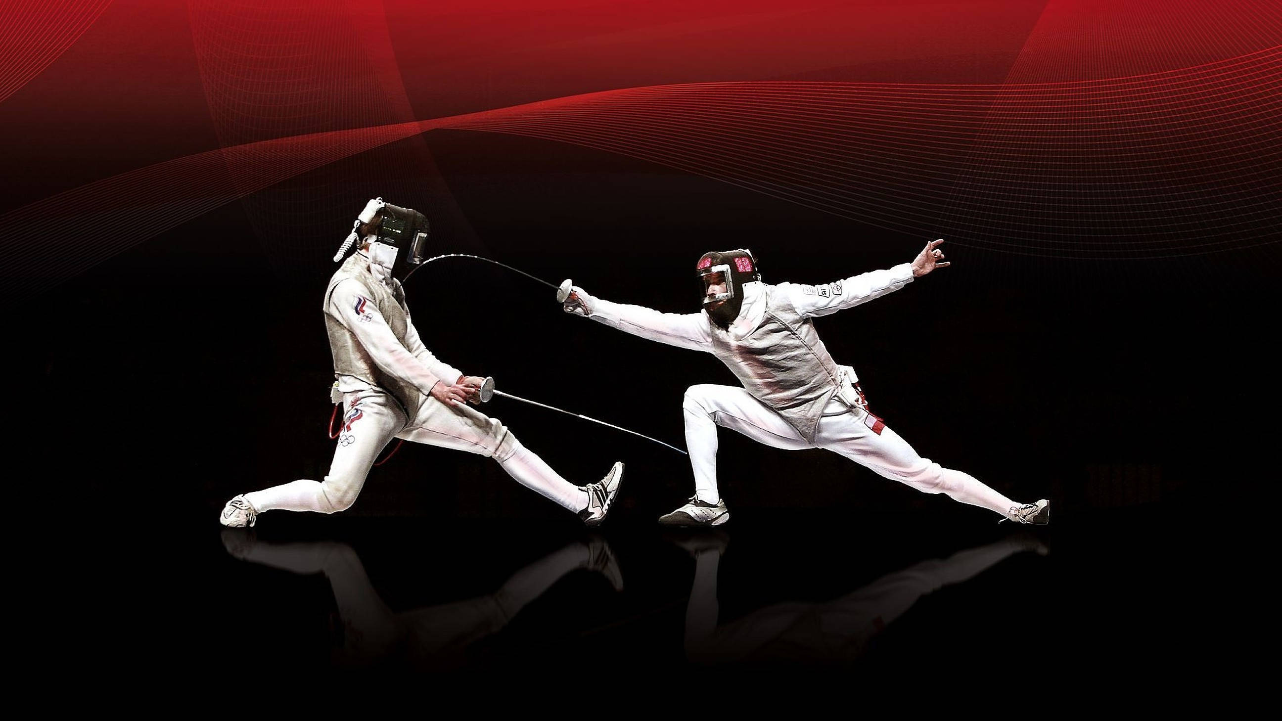 Fencing 桌布 壁紙 — 兩名身穿白色裝備的劍擊手在動感紅色波浪背景和反光地板上交鋒。