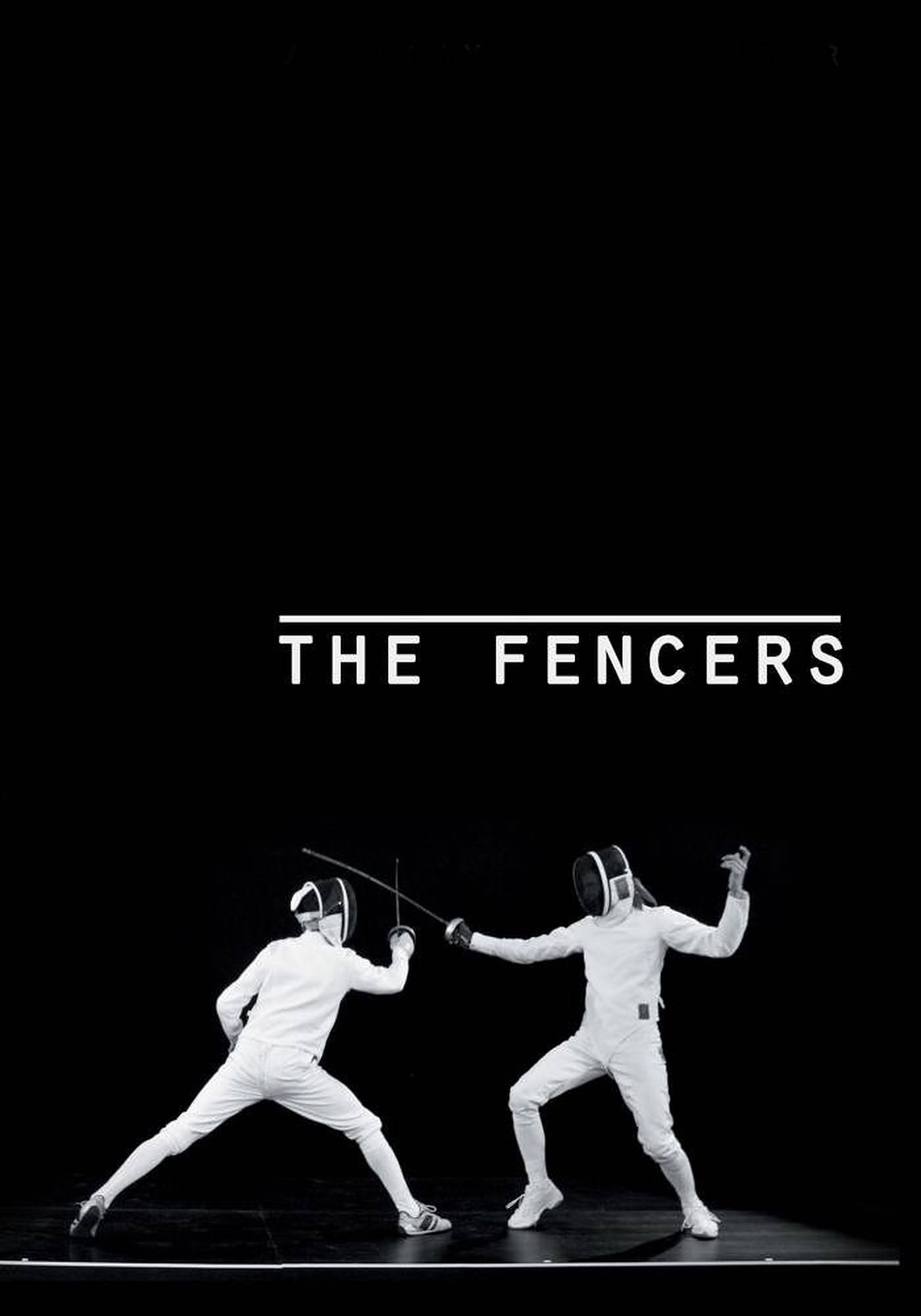 Fencing 桌布 壁紙 — 兩名身穿白色裝備的劍擊手在戲劇性燈光下，於純黑背景上交劍。