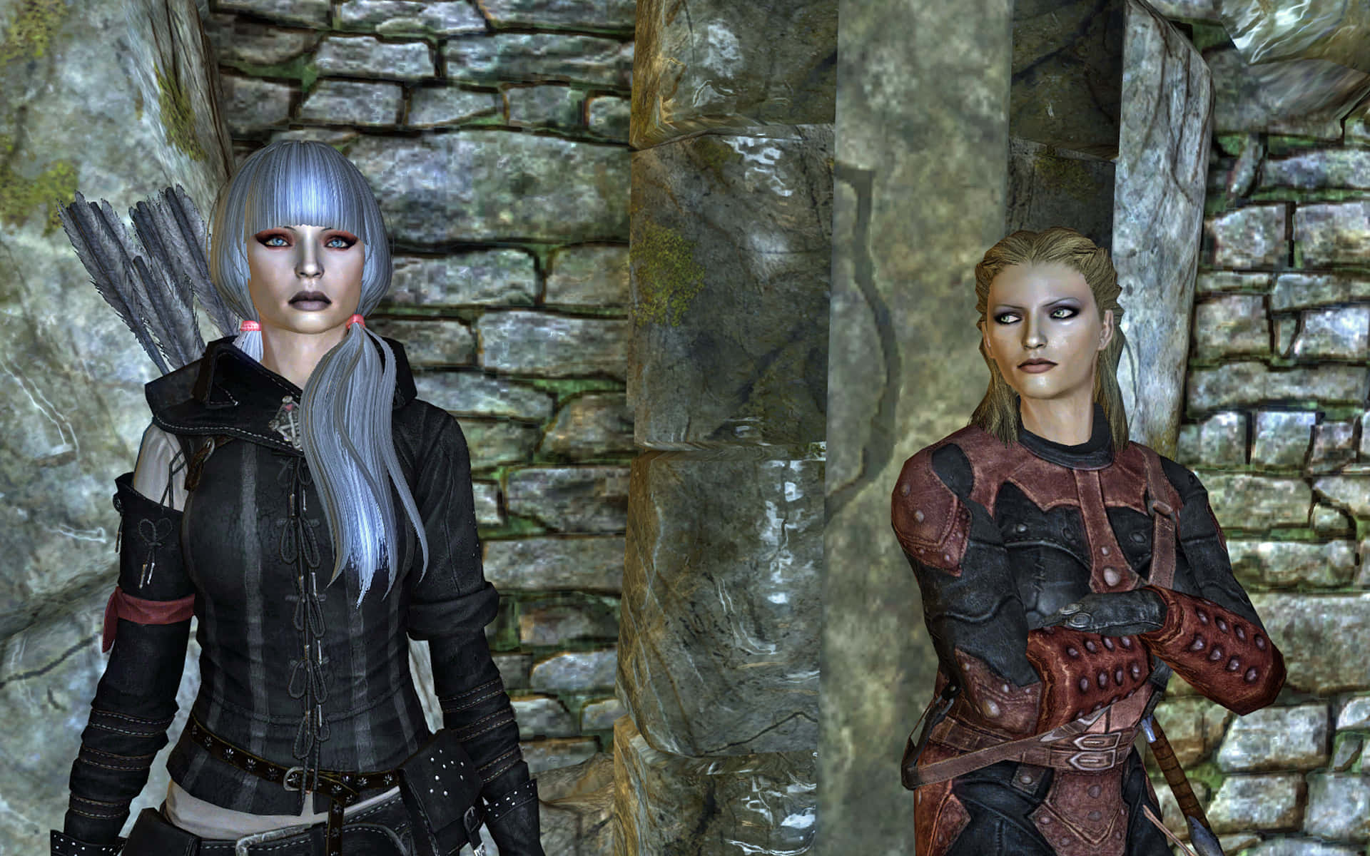 Skyrim Astrid 桌布 壁紙 — 兩名身穿盔甲的奇幻女性站在石製地牢中，一位銀髮持箭袋，另一位金髮交叉雙臂。