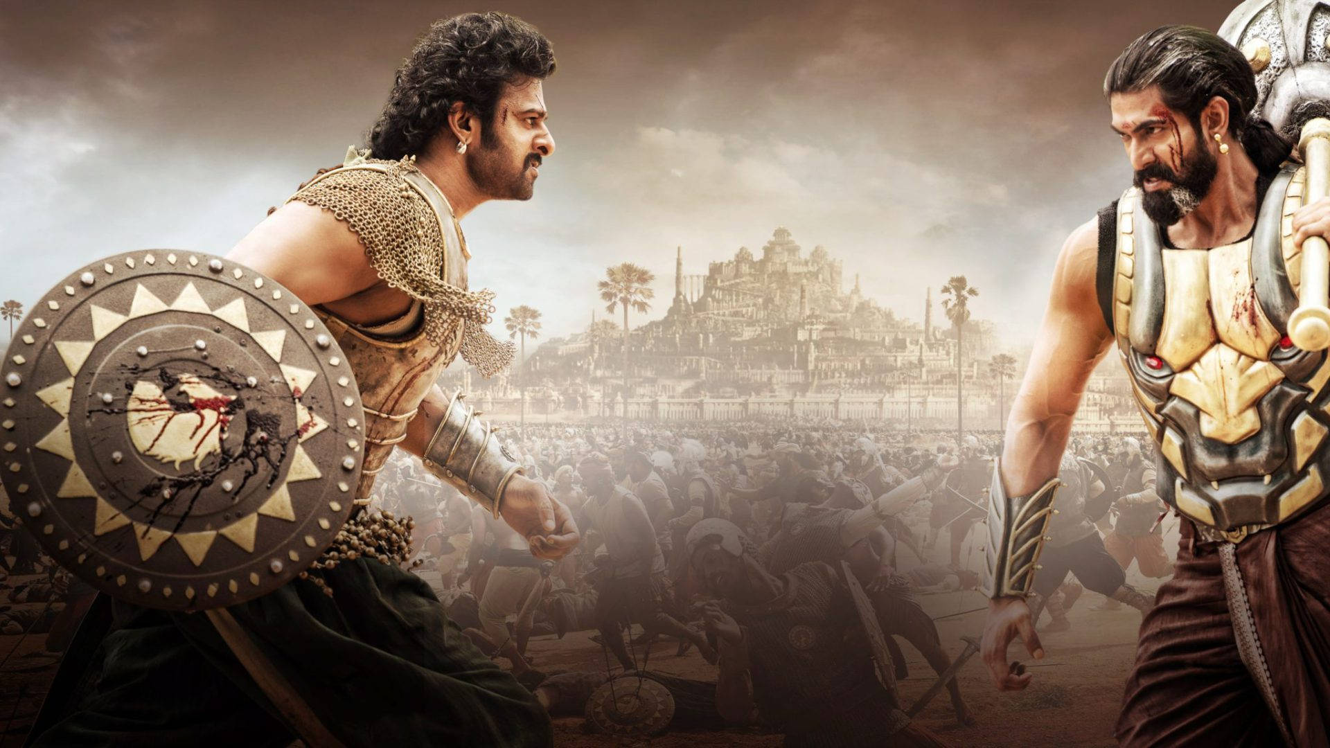Prabhas HD 桌布 壁紙 — 兩名身穿盔甲的戰士在塵土飛揚的戰場上對峙，背景是模糊的廣闊古城。