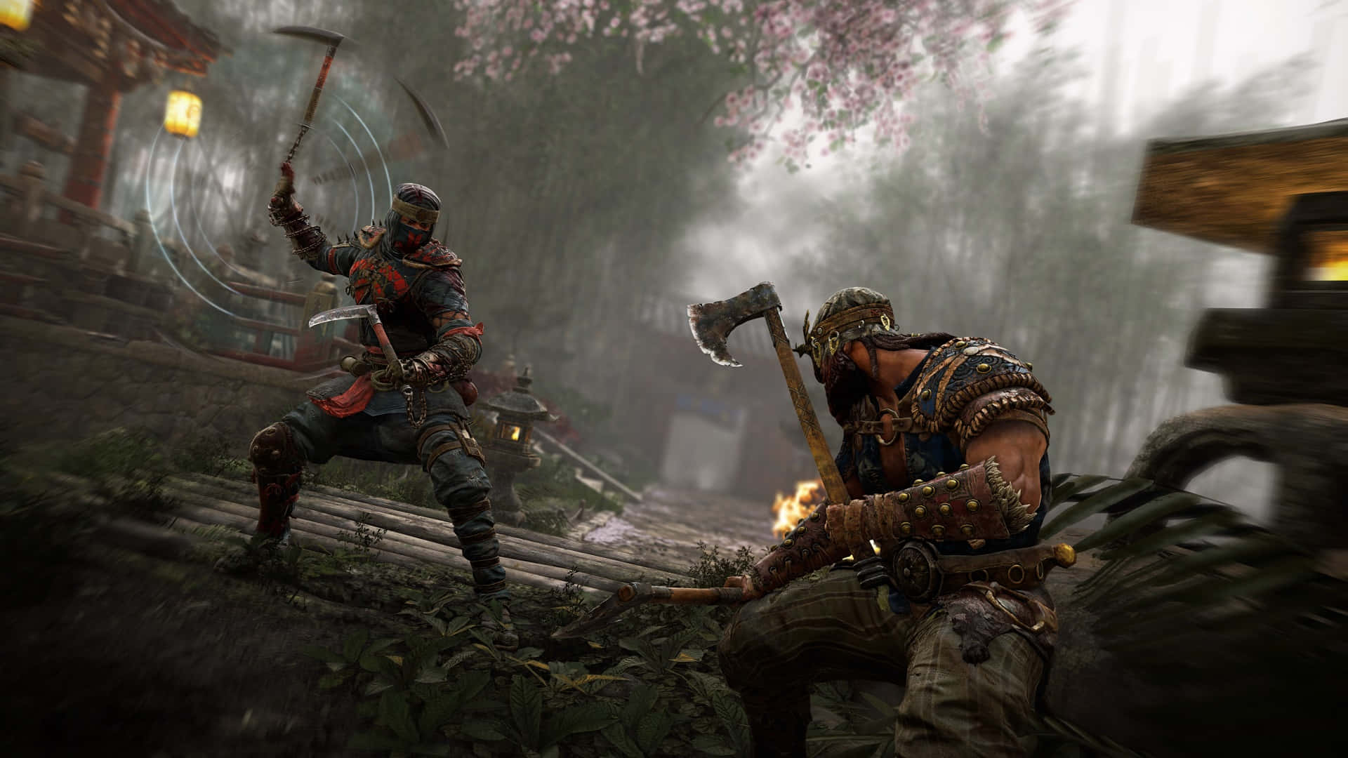 Female Samurai For Honor 桌布 壁紙 — 兩名身穿盔甲的戰士在霧氣瀰漫的櫻花園中交鋒，傳統燈籠散發柔和光芒。