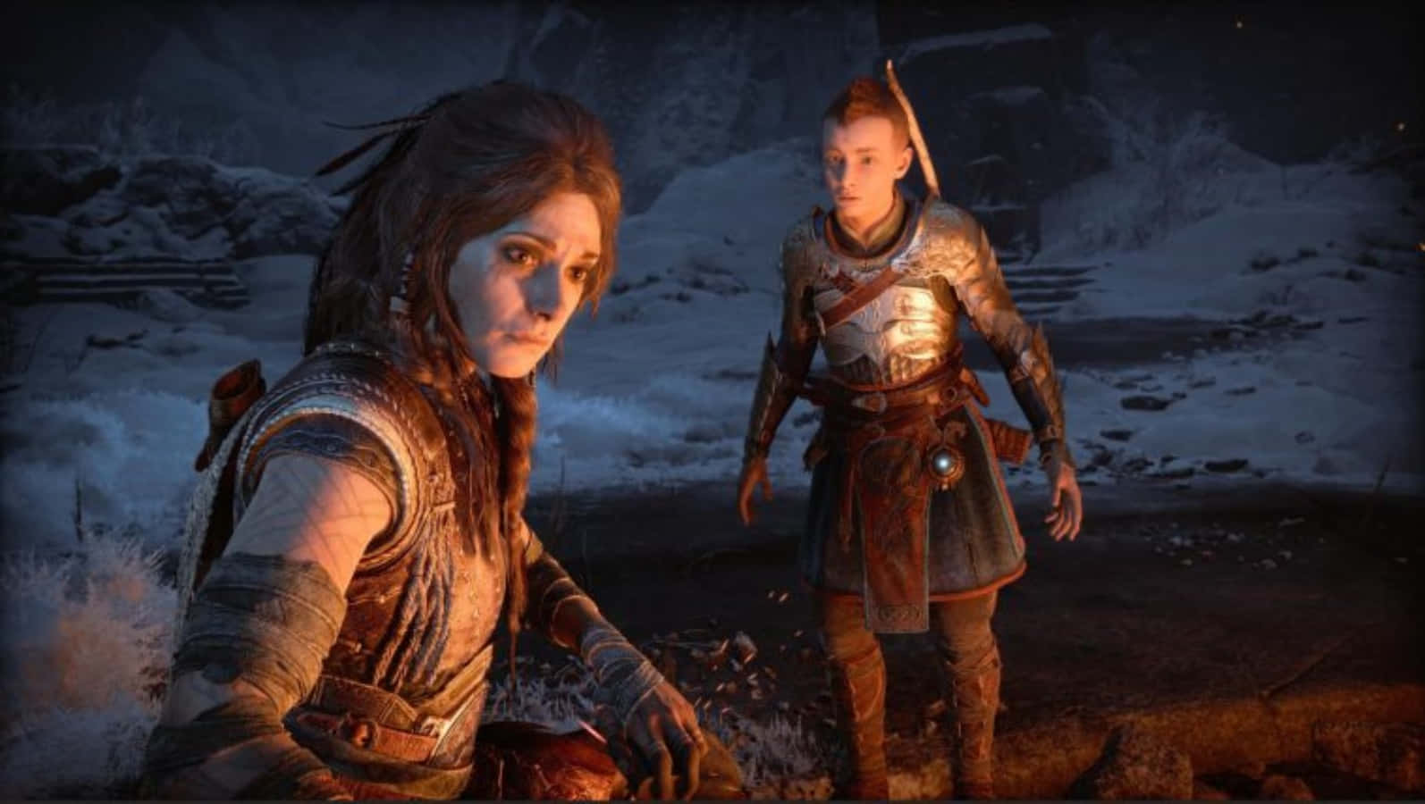God Of War Characters 桌布 壁紙 — 兩名身穿盔甲的戰士站在積雪的山口，在昏暗的暮色天空下，周圍是結霜的岩石和遠處的懸崖。