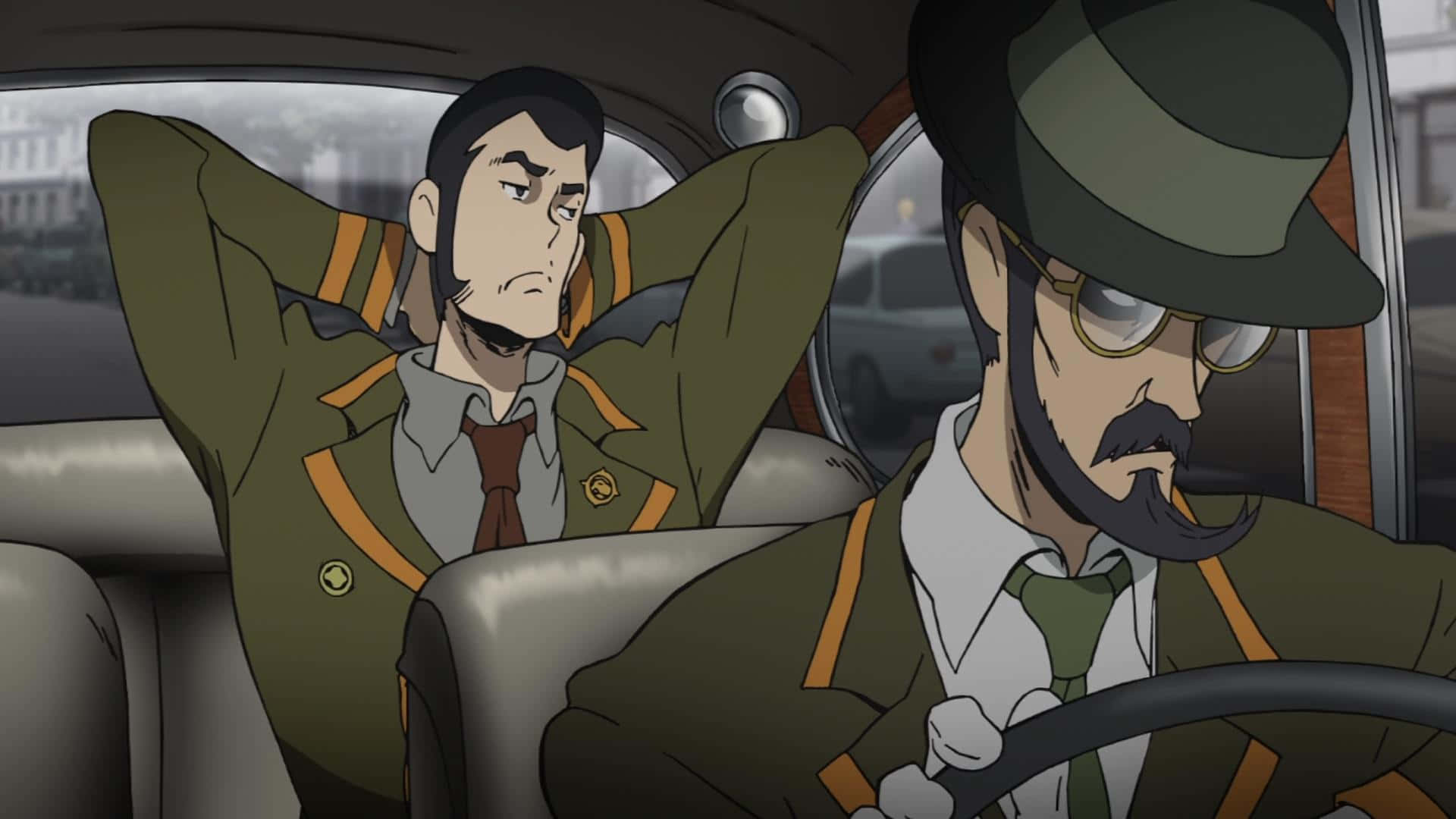 Lupin Iii Daisuke Jigen 桌布 壁紙 — 兩名身穿相配綠色制服的男人坐在一輛復古車內，一人駕駛，另一人向後靠，雙手放在腦後。