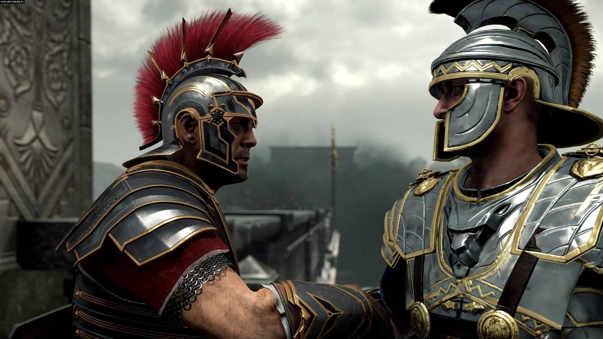 rome 2 桌布 壁紙 — 兩名身穿精細盔甲的羅馬士兵在陰雲密佈的城市背景下緊張對峙。