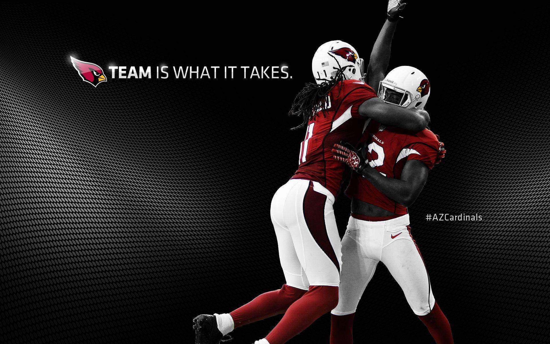Cardinals 桌布 壁紙 — 兩名身穿紅白球衣的亞利桑那紅雀隊美式足球員在深色紋理背景下高舉雙臂慶祝勝利。