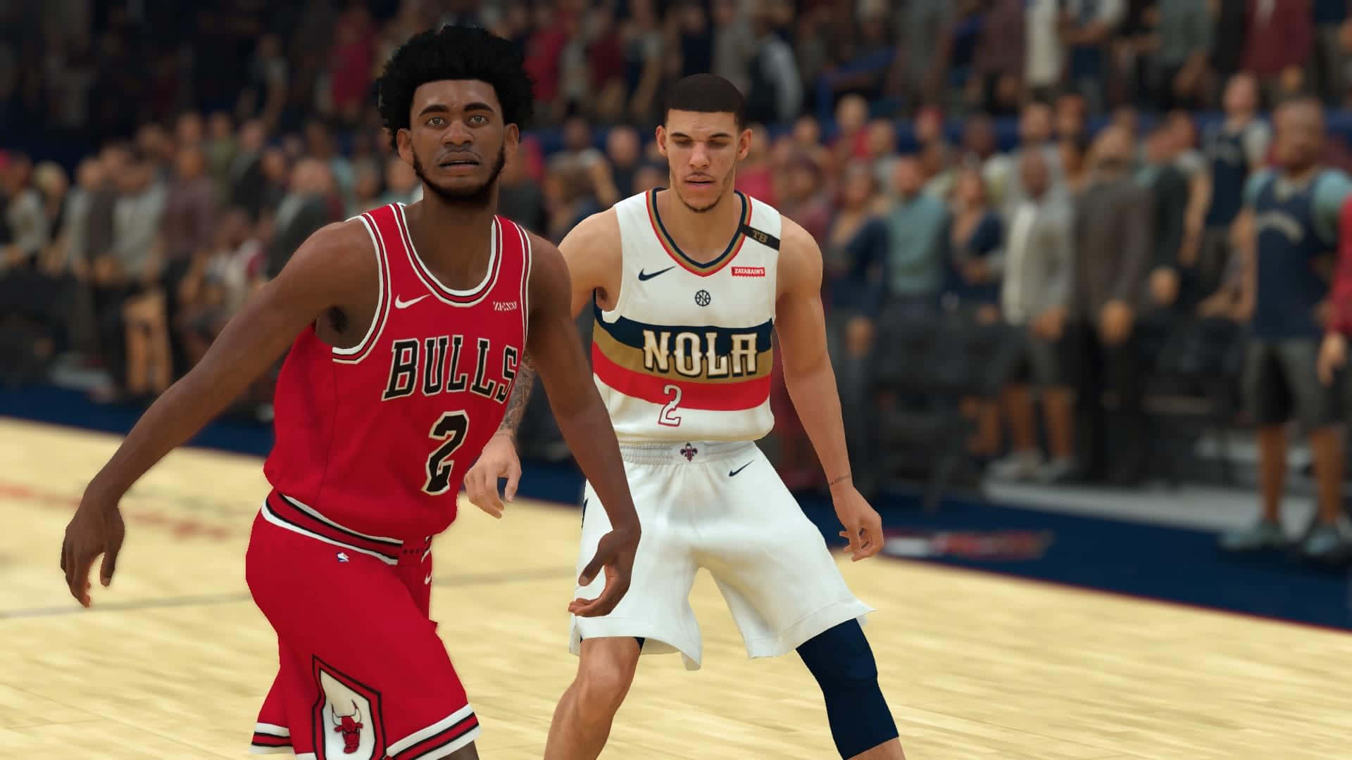 Nba2k20 桌布 壁紙 — 兩名身穿紅白球衣的籃球運動員在燈光明亮的球場上激烈競爭，背景是模糊的人群。