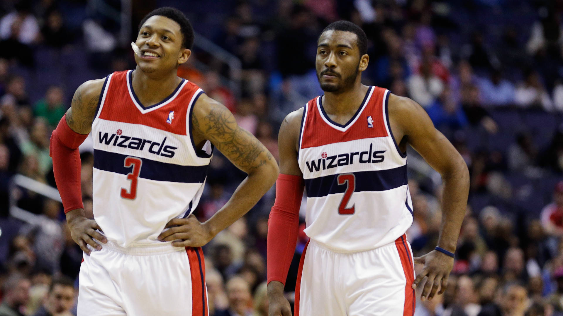 Bradley Beal 桌布 壁紙 — 兩名身穿紅白藍球衣的華盛頓巫師籃球球員在比賽中雙手叉腰站在球場上。