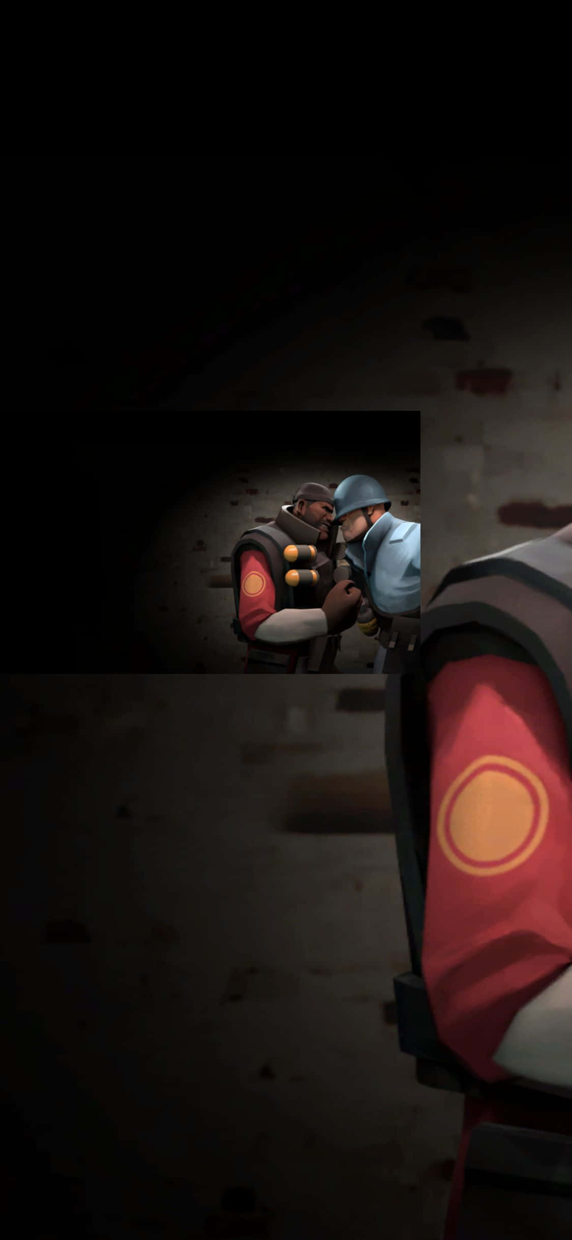 iPhone Xs Team Fortress 2 桌布 壁紙 — 兩名身穿紅色和藍色軍裝的士兵在昏暗、骯髒的地下環境中，在聚光燈下熱情擁抱。