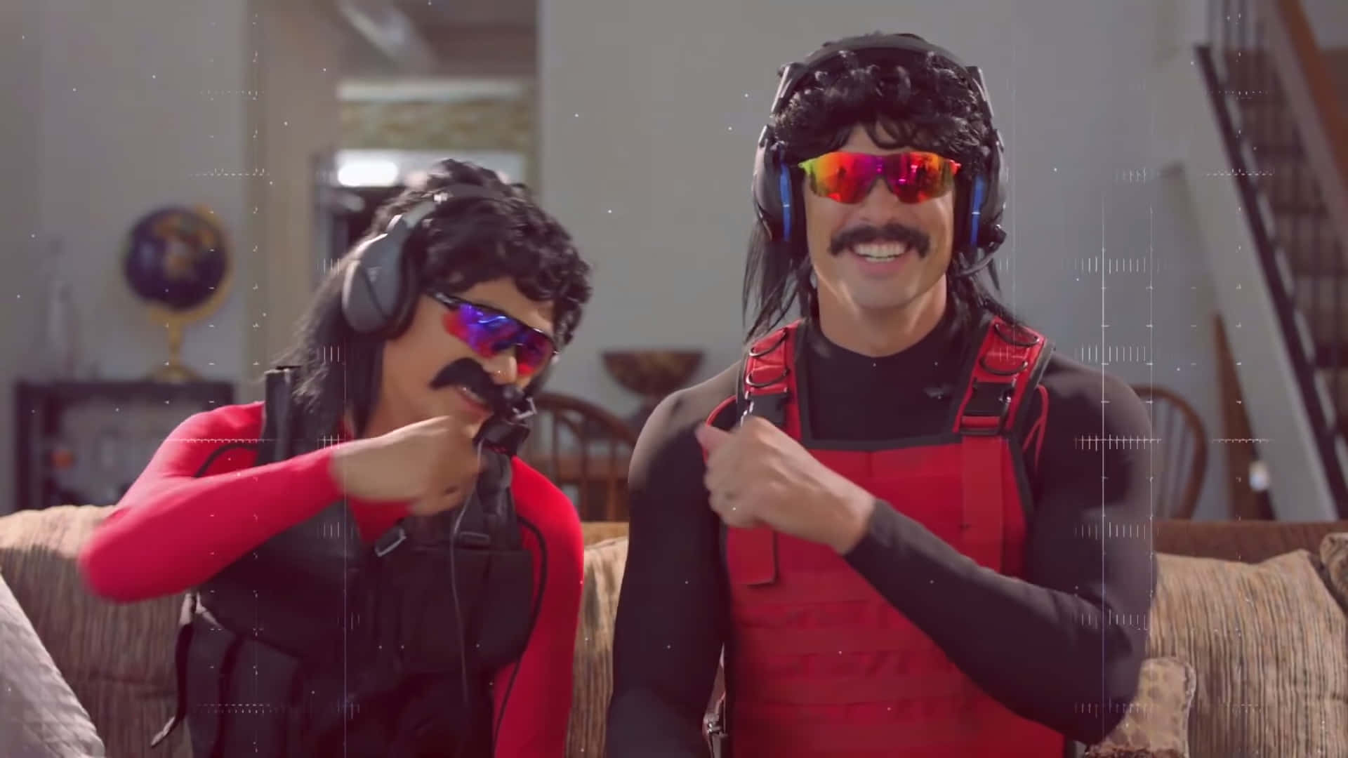 Dr Disrespect 桌布 壁紙 — 兩名身穿紅色戰術裝備和太陽眼鏡的男子自信地在沙發上擺姿勢，場景上覆蓋著數位故障效果。