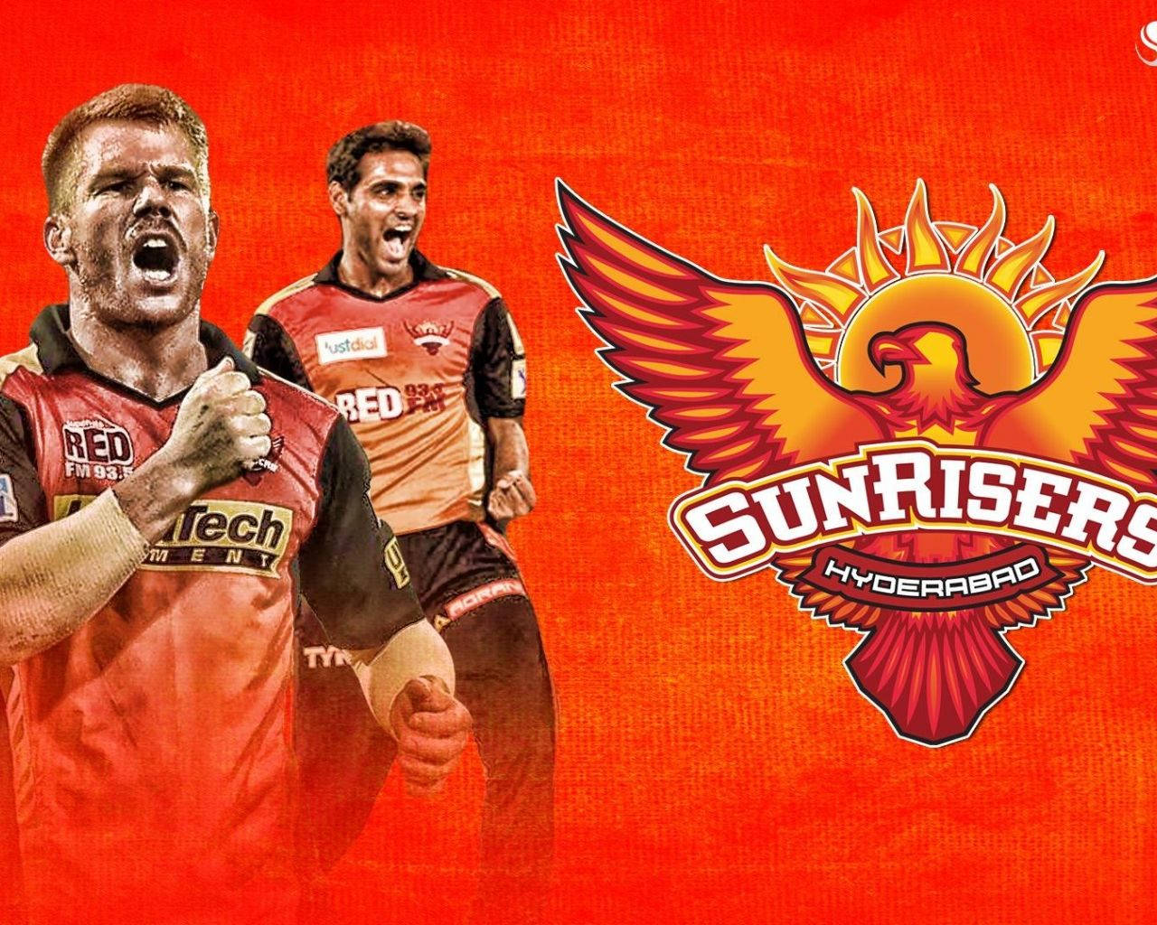 Sunrisers Hyderabad 桌布 壁紙 — 兩名身穿紅色球衣的板球運動員在帶有Sunrisers Hyderabad標誌的火熱橙色背景下勝利地咆哮。