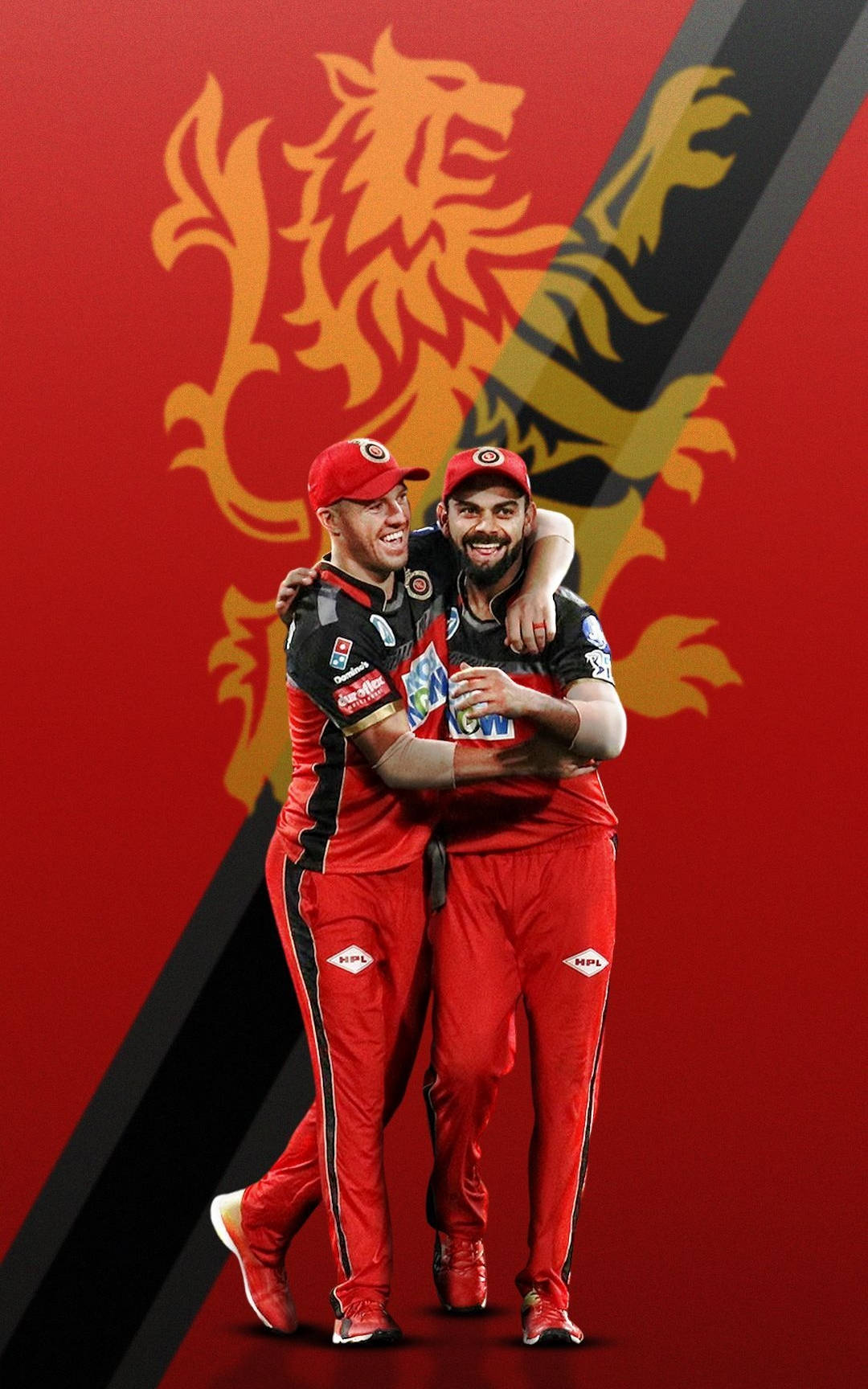 royal challengers bangalore 桌布 壁紙 — 兩名身穿紅色球衣的板球運動員在帶有金色獅子的鮮紅色背景前歡樂地擁抱。
