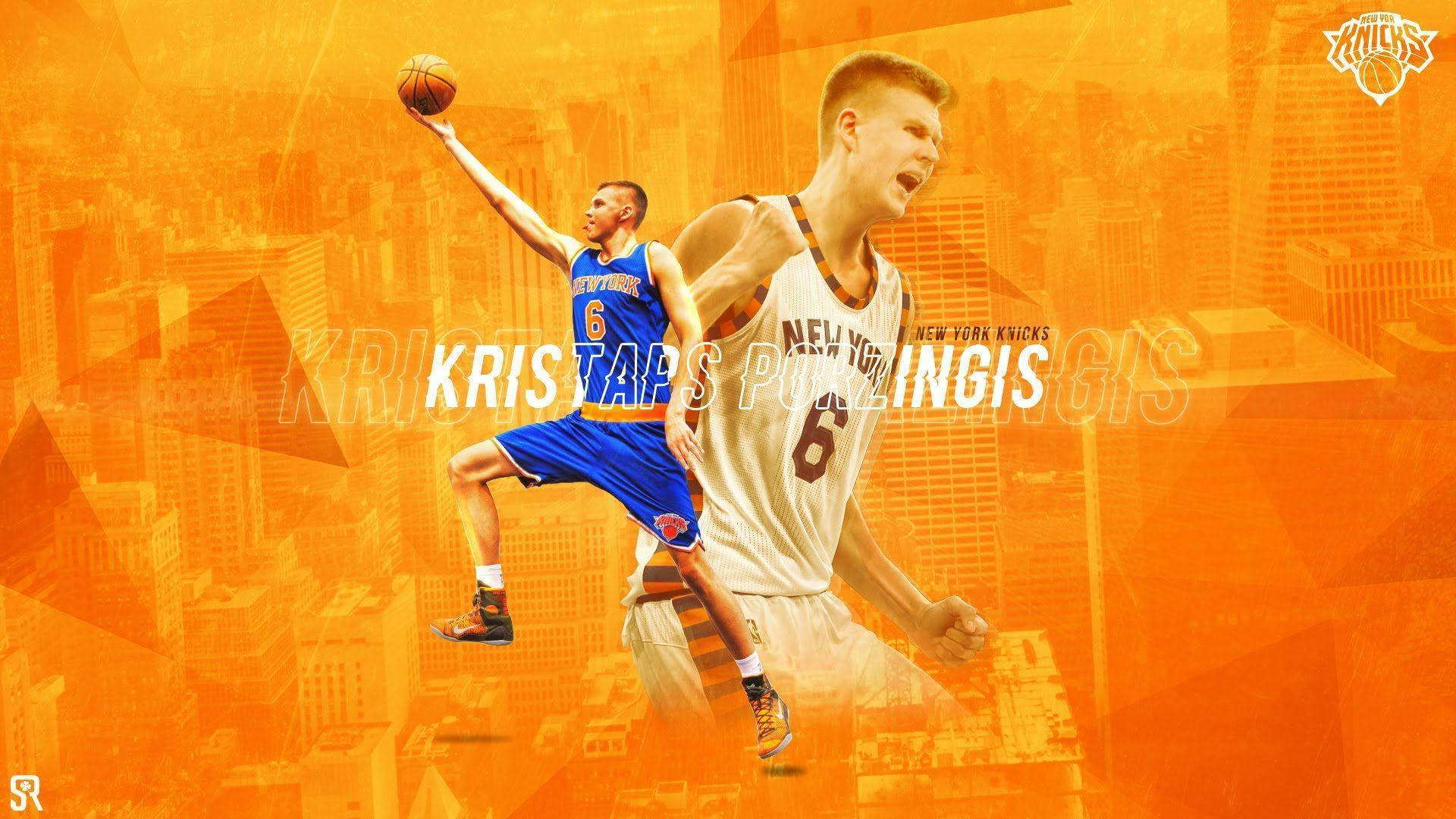 Kristaps Porzingis 桌布 壁紙 — 兩名身穿紐約尼克隊球衣的籃球運動員在風格化的橙色城市景觀背景下動態跳躍。