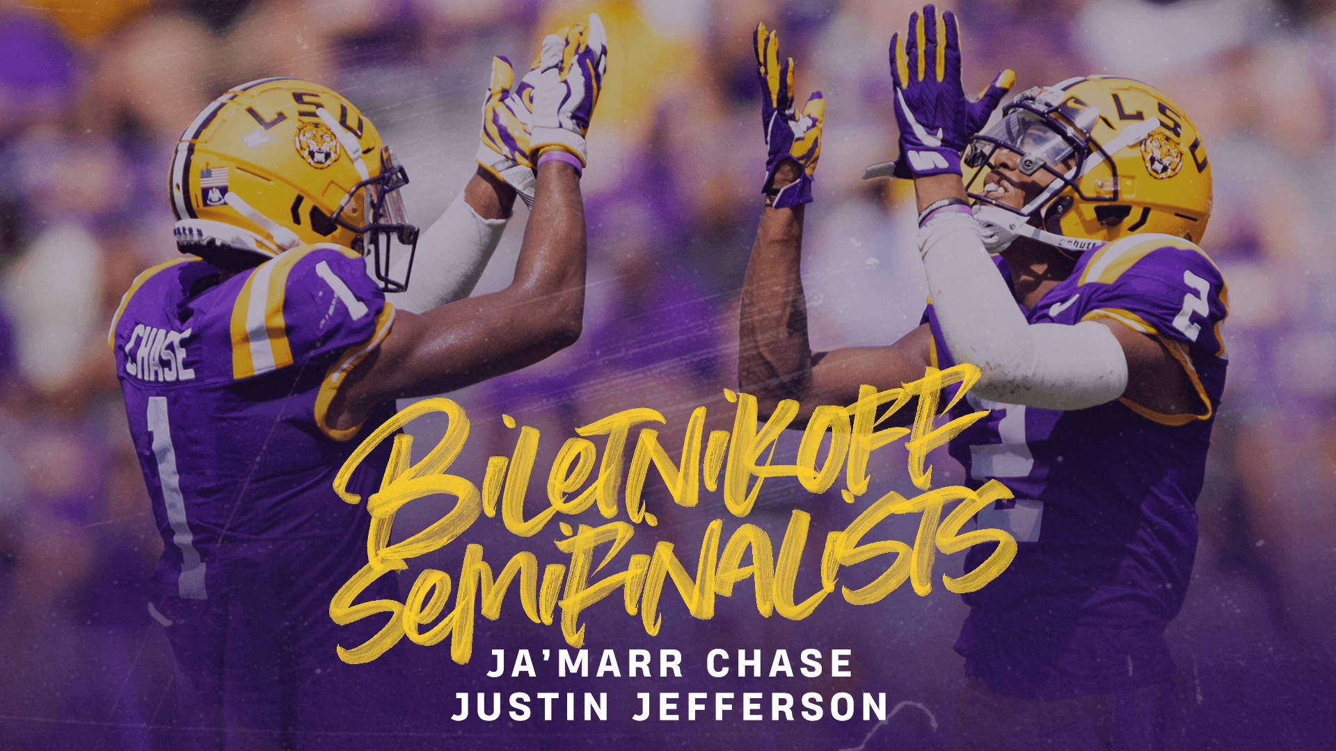 Jefferson 桌布 壁紙 — 兩名身穿紫色和金色球衣的LSU足球員在模糊的體育場人群背景下舉手慶祝。