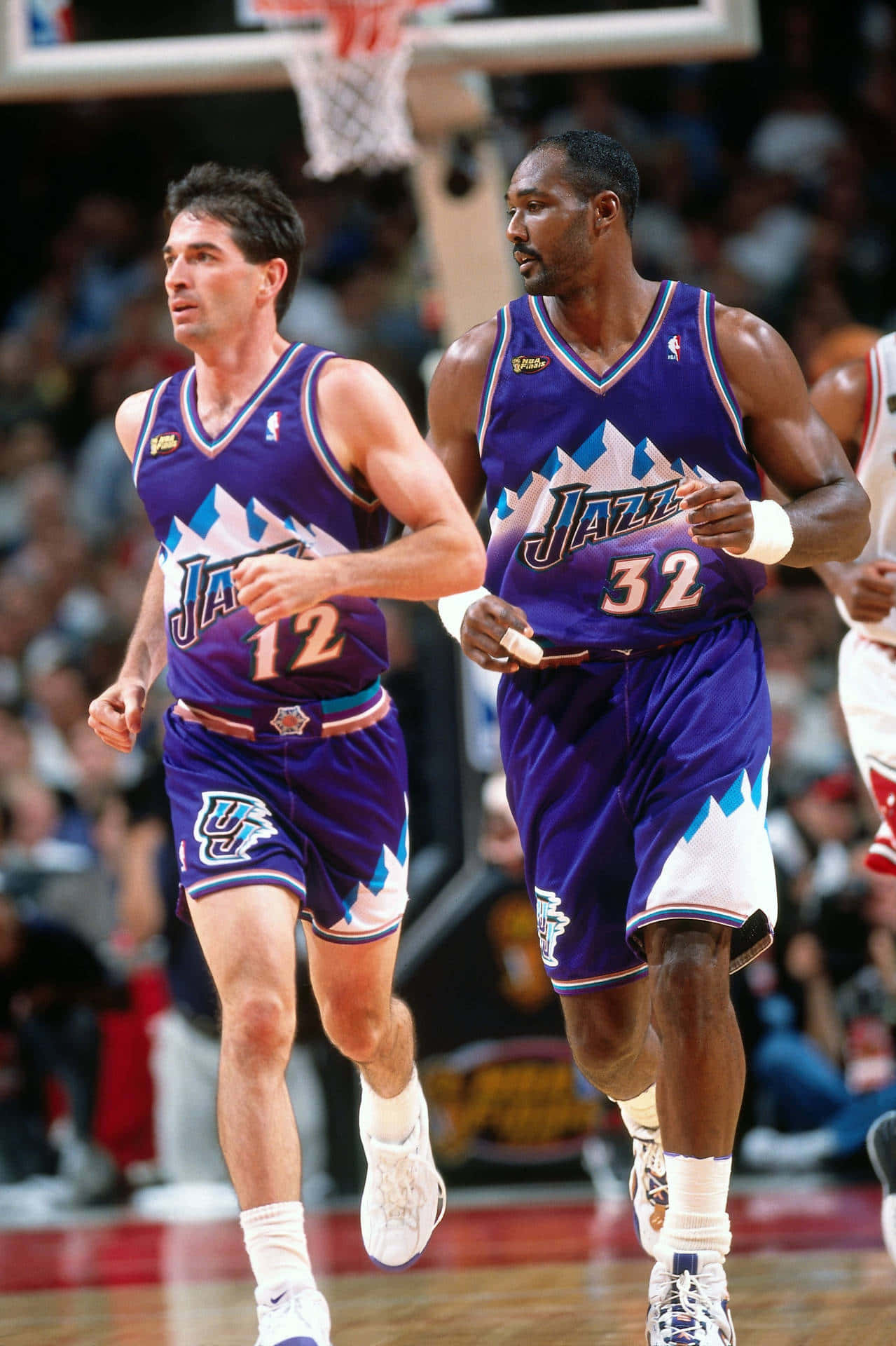 NBA 桌布 壁紙 — 兩名身穿紫色球衣的猶他爵士籃球運動員在比賽中衝刺，上方可見籃框。