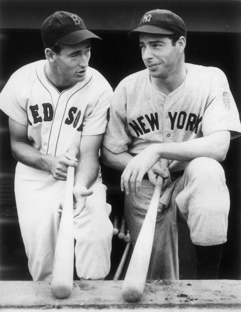 Ted Williams 桌布 壁紙 — 兩名身穿經典復古球衣的棒球運動員在球員休息區手持球棒輕鬆聊天。