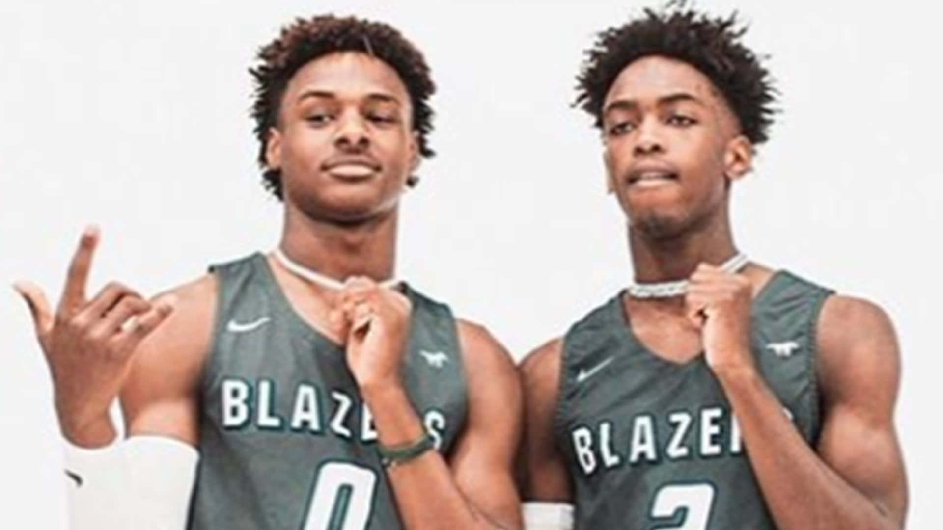 Bronny James 桌布 壁紙 — 兩名身穿綠色「Blazers」球衣的年輕籃球運動員在純白色背景前自信地擺姿勢。
