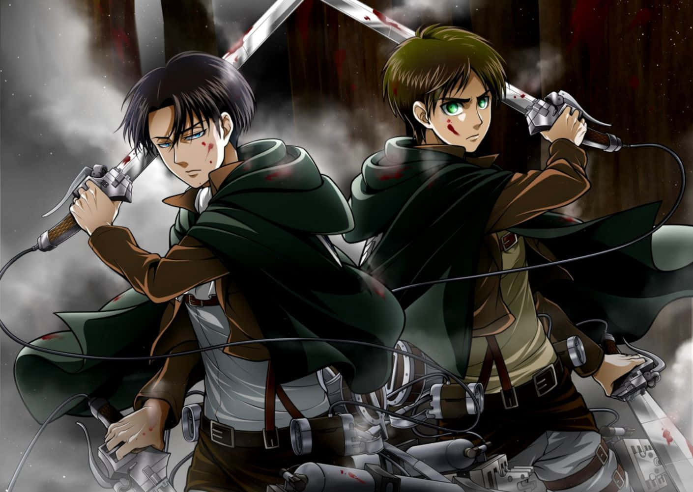 Levi Ackerman Desktop 桌布 壁紙 — 兩名身穿綠色斗篷的動漫戰士在煙霧和血跡斑斑的裝備中揮舞劍，呈現一場激烈的戰鬥場景。