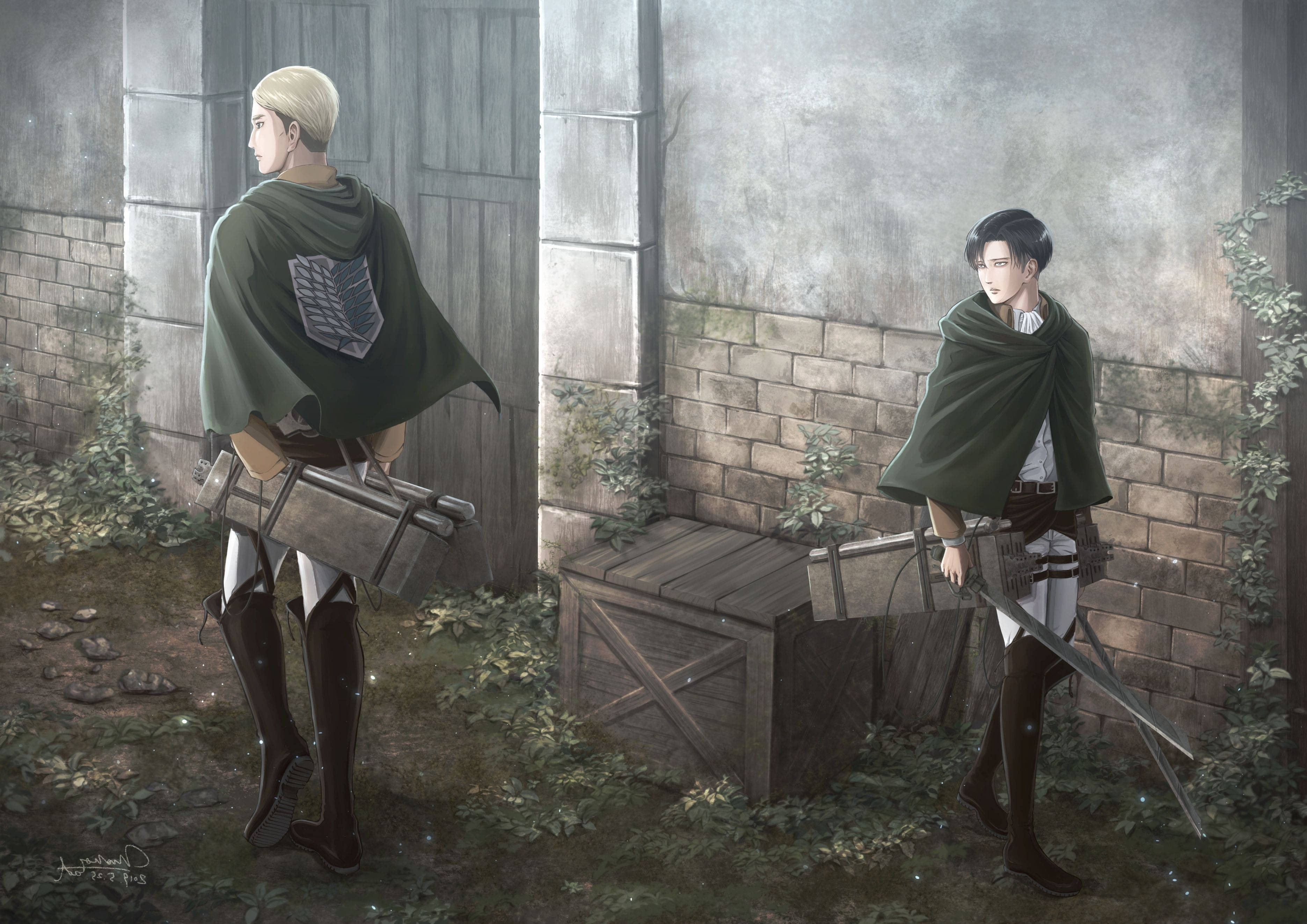 Erwin 桌布 壁紙 — 兩名身穿綠色斗篷的動畫士兵在長滿青苔的石頭庭院中守衛在一個木箱旁邊。