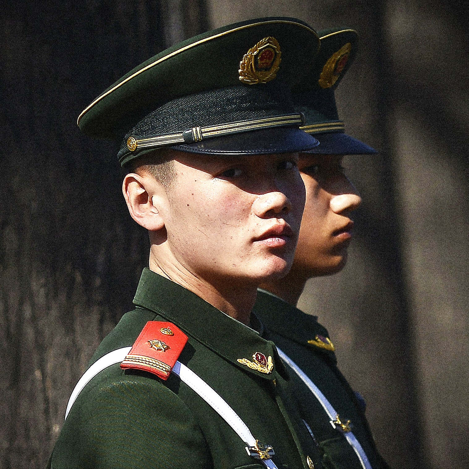警察 桌布 壁紙 — 兩名身穿綠色軍裝的士兵在明亮的陽光下以嚴肅的表情立正站好。