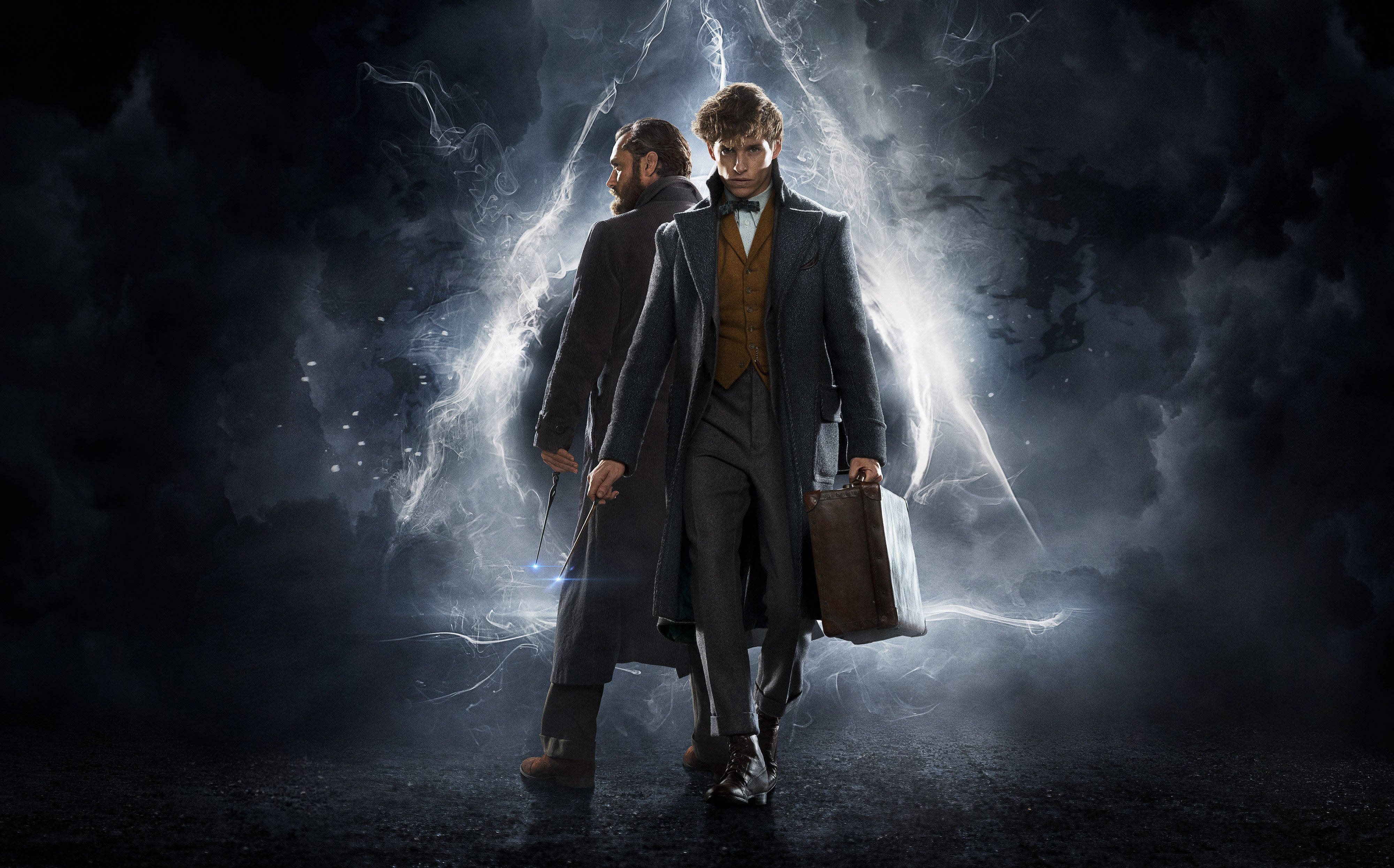 dumbledore 桌布 壁紙 — 兩名身穿維多利亞時代服裝的男子在暴風雲中向前邁進，電光在他們周圍劈啪作響。