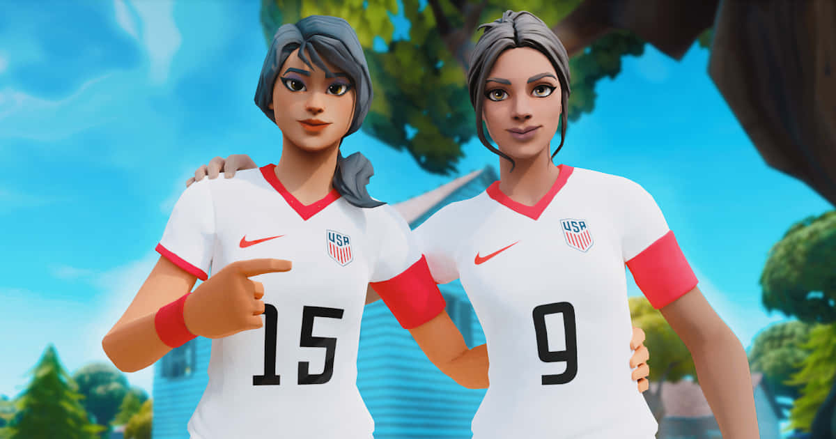 Fortnite 造型 桌布 壁紙 — 兩名身穿美國球衣的動畫女足球員在明亮的藍天和樹木背景下自信地擺姿勢。