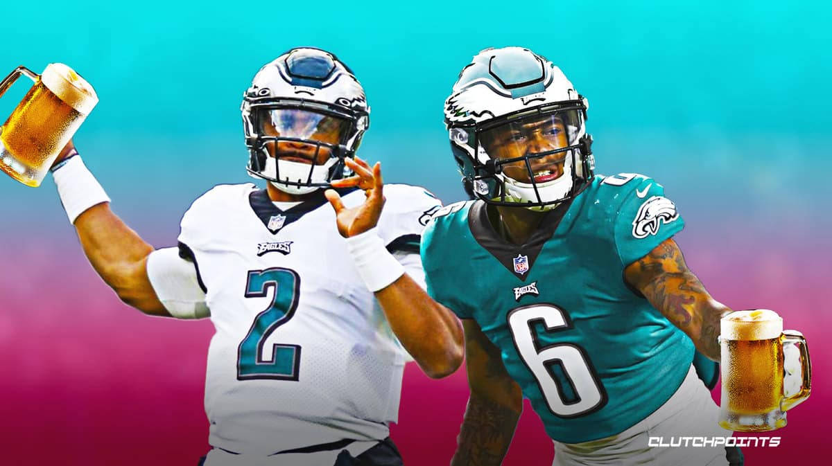 Jalen Hurts Eagles 桌布 壁紙 — 兩名身穿老鷹隊球衣的足球員在充滿活力的青色和洋紅色漸變背景前舉著啤酒杯歡呼。