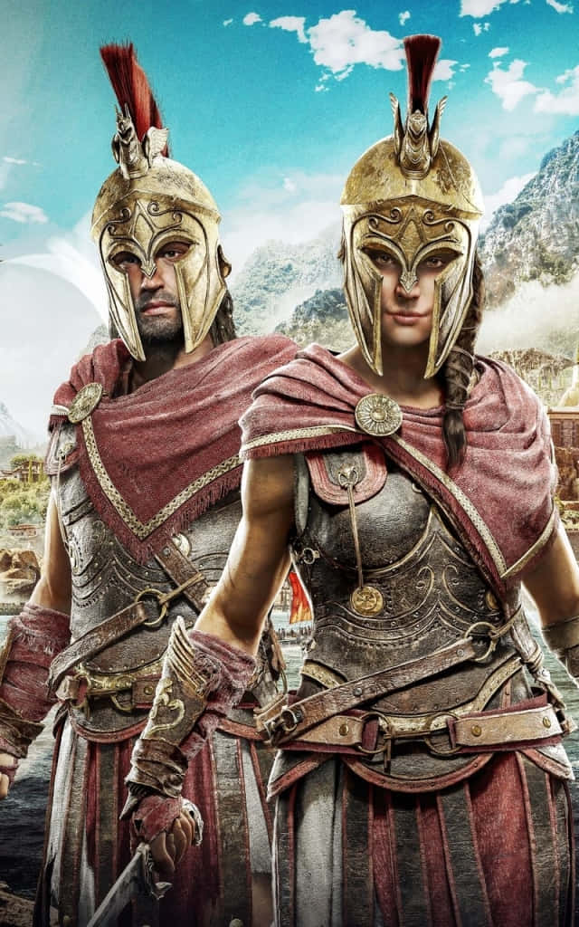 Assassin's Creed Alexios 桌布 壁紙 — 兩名身穿華麗金色頭盔和紅色斗篷的裝甲古代戰士，在明亮的藍天下，以山脈為背景，堅定地站立著。
