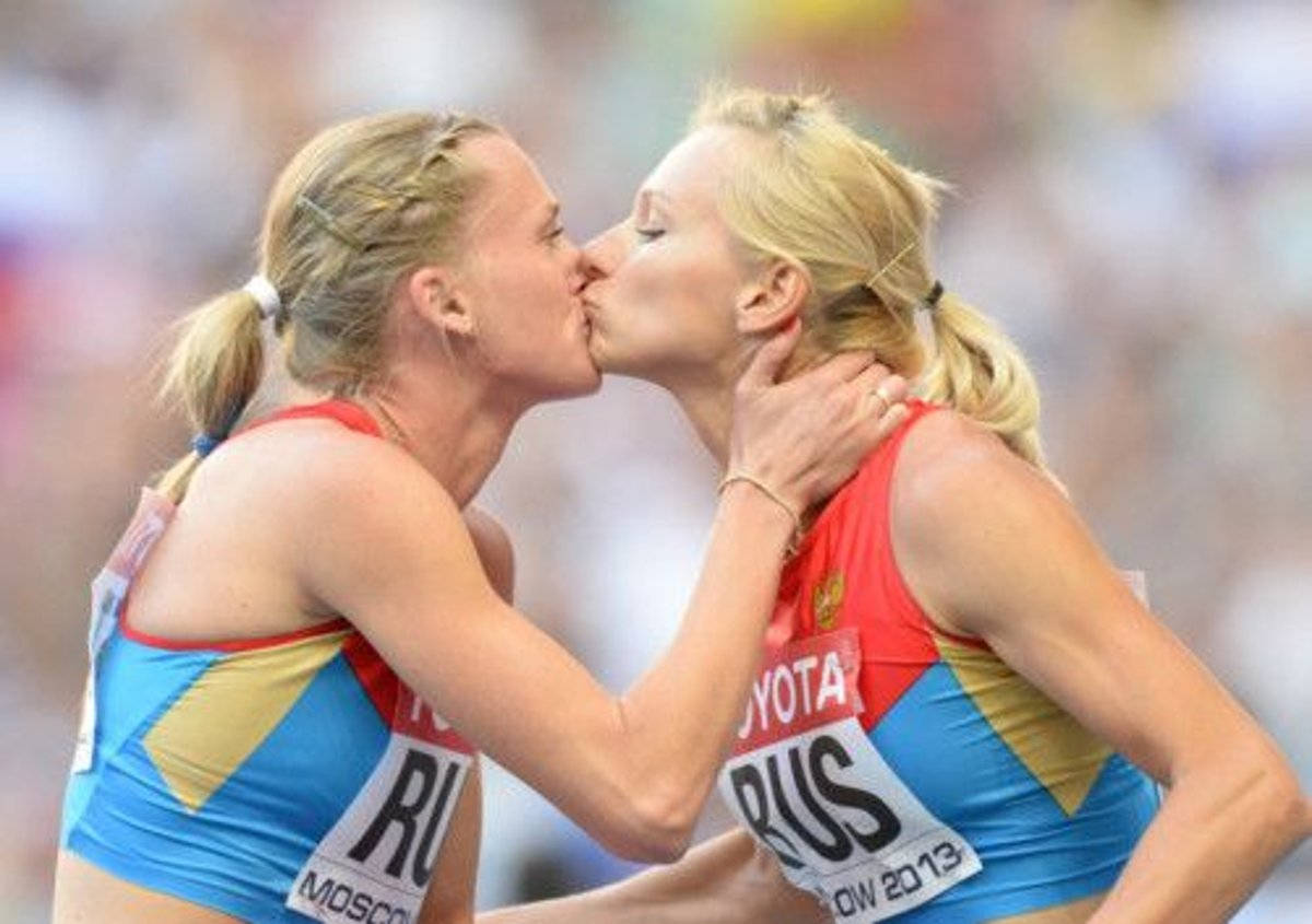 lesbians 桌布 壁紙 — 兩名身穿藍、金、紅色制服嘅俄羅斯女運動員喺2013年莫斯科嘅田徑賽事後熱情接吻。