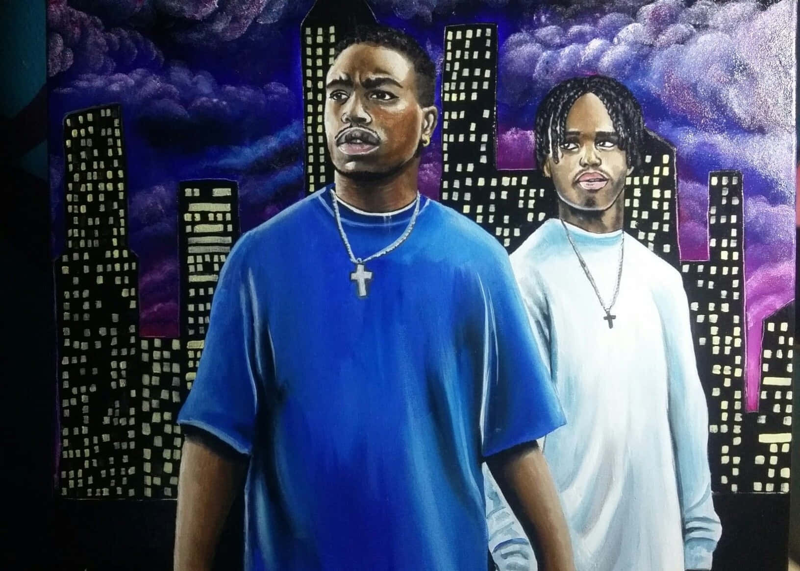 Painting 桌布 壁紙 — 兩名身穿藍白襯衫的男子站在紫色暮色天空下的風格化城市景觀前。