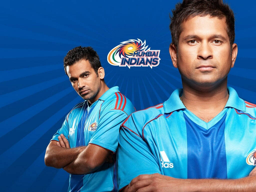 Mumbai Indians 桌布 壁紙 — 兩名身穿藍色Mumbai Indians球衣的板球運動員在動態藍色放射狀背景前自信地站立。