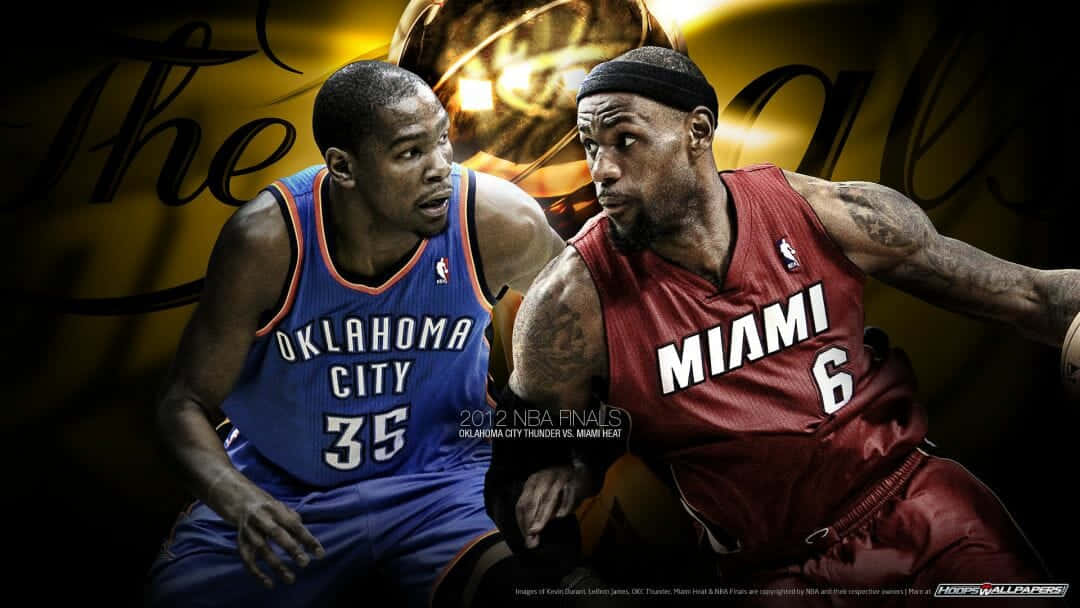 桌布 壁紙 — 兩名身穿藍色和紅色球衣的激烈NBA球員在2012年總決賽中面對金色獎盃背景對峙。