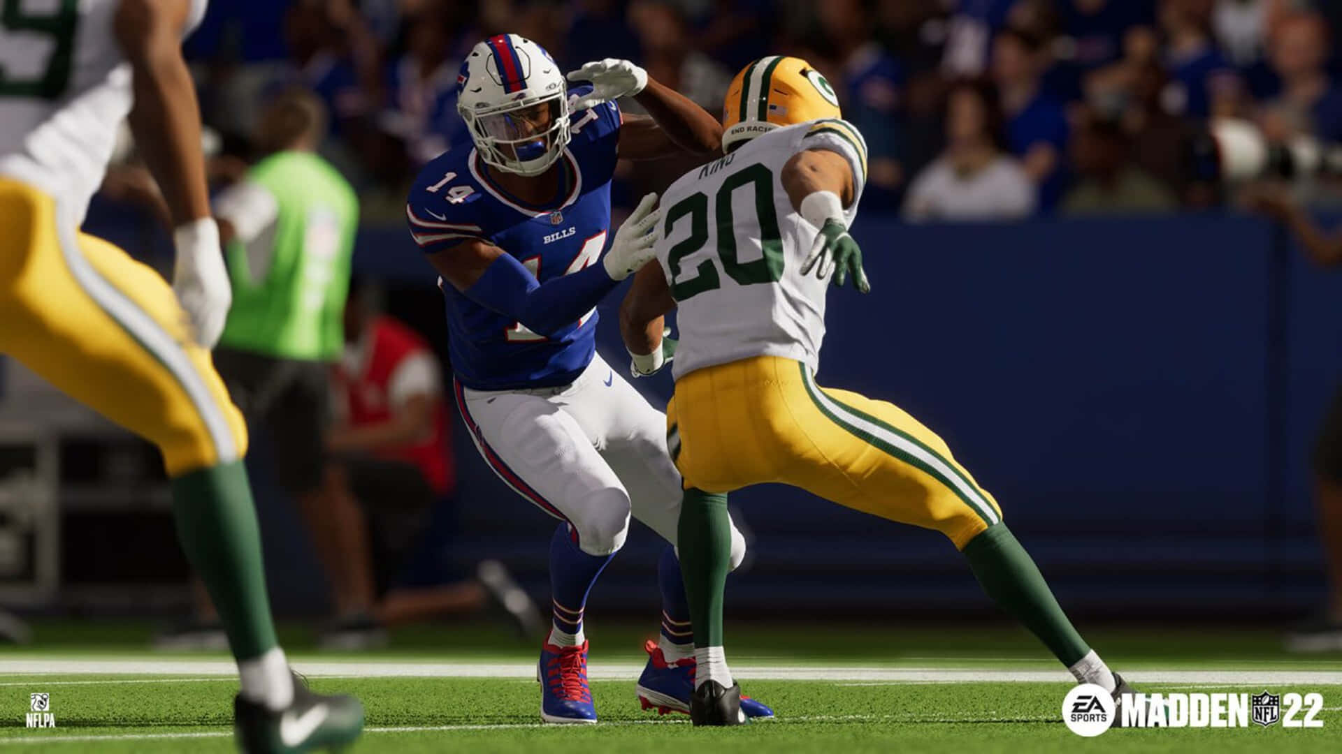 Madden NFL 22 桌布 壁紙 — 兩名身穿藍色和綠色球衣的NFL球員在陽光普照的足球場上，於Madden NFL 22比賽中激烈碰撞。