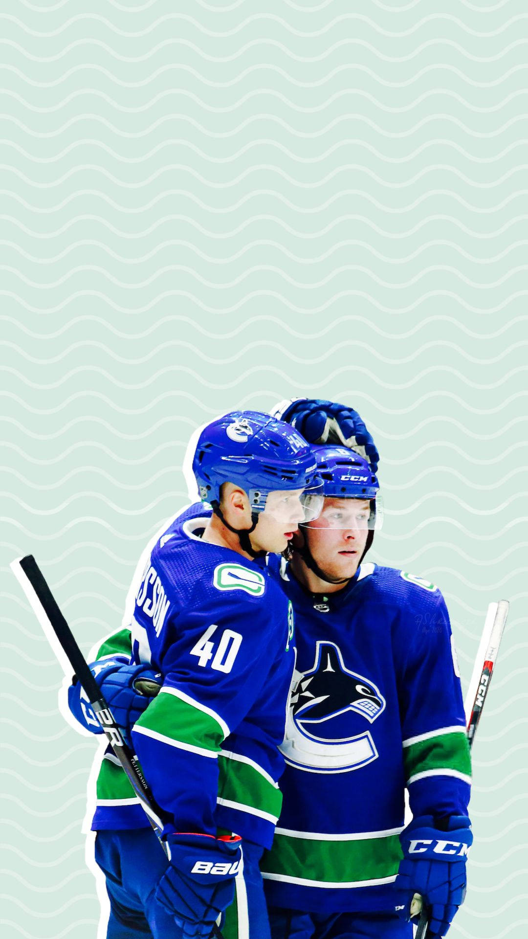 hockey 桌布 壁紙 — 兩名身穿藍色和綠色球衣的溫哥華加人隊冰球運動員在淺綠色波浪形背景前緊密地站在一起。