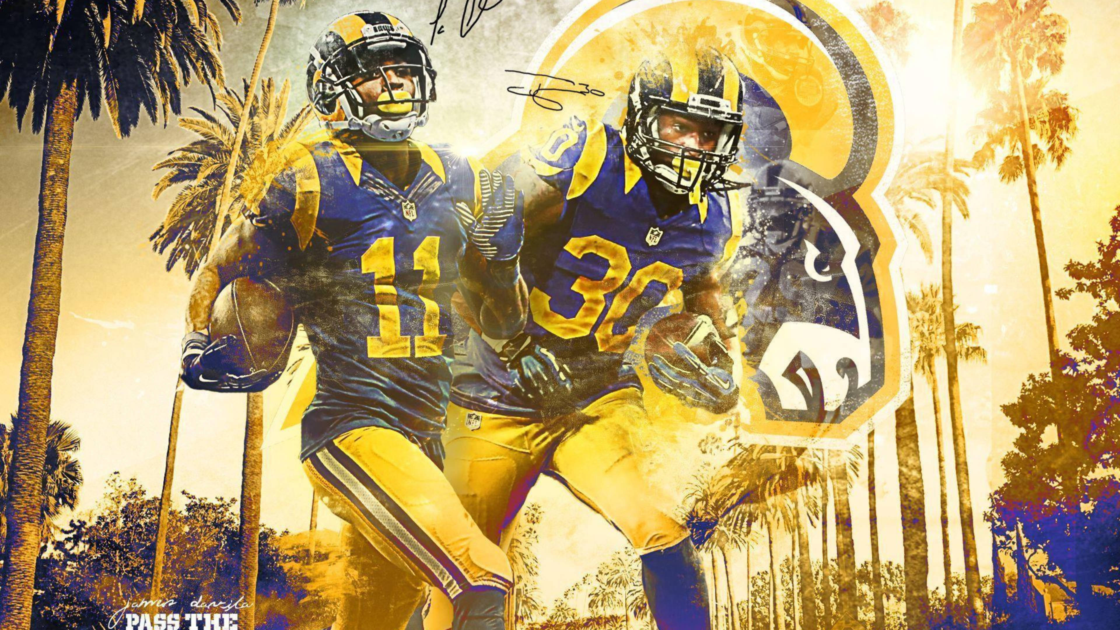 Rams 桌布 壁紙 — 兩名身穿藍色和金色球衣的洛杉磯公羊隊美式足球員在陽光普照的棕櫚樹景觀中衝刺，並帶有球隊標誌覆蓋層。