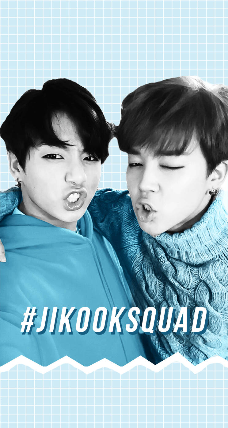 Jikook 桌布 壁紙 — 兩名身穿藍色毛衣的年輕男子在淺藍色網格背景上做出鬼臉，背景帶有標籤文字。