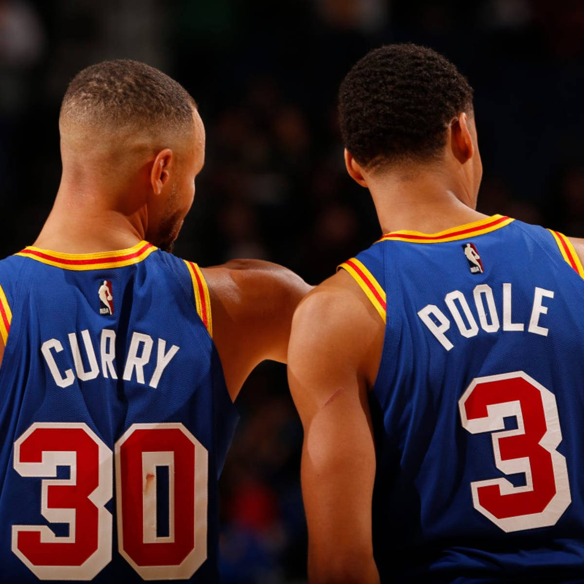 兩名身穿藍色球衣、背上有名字和號碼的NBA籃球運動員。