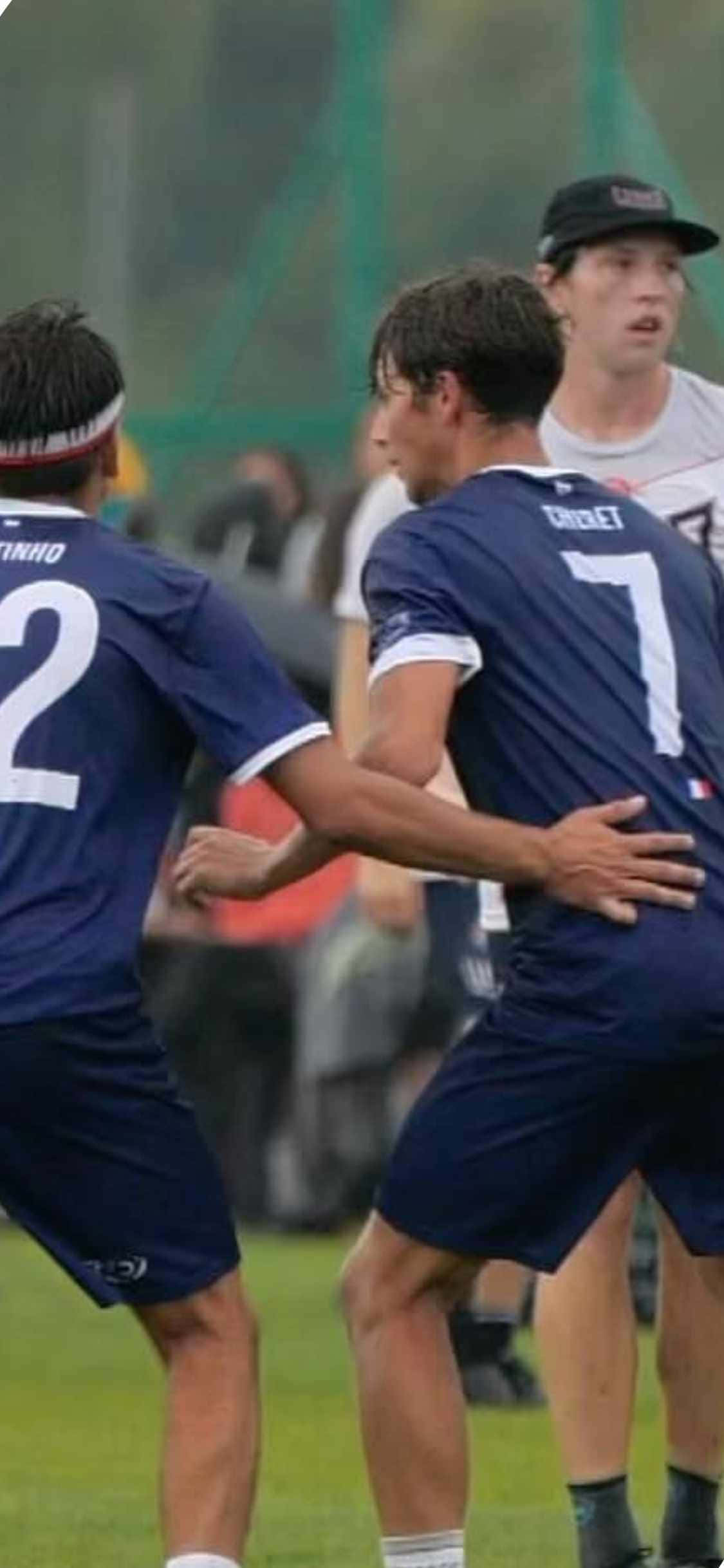 運動 桌布 壁紙 — 兩名身穿藍色球衣、號碼為二和七的足球運動員在草地上慶祝一次進攻。