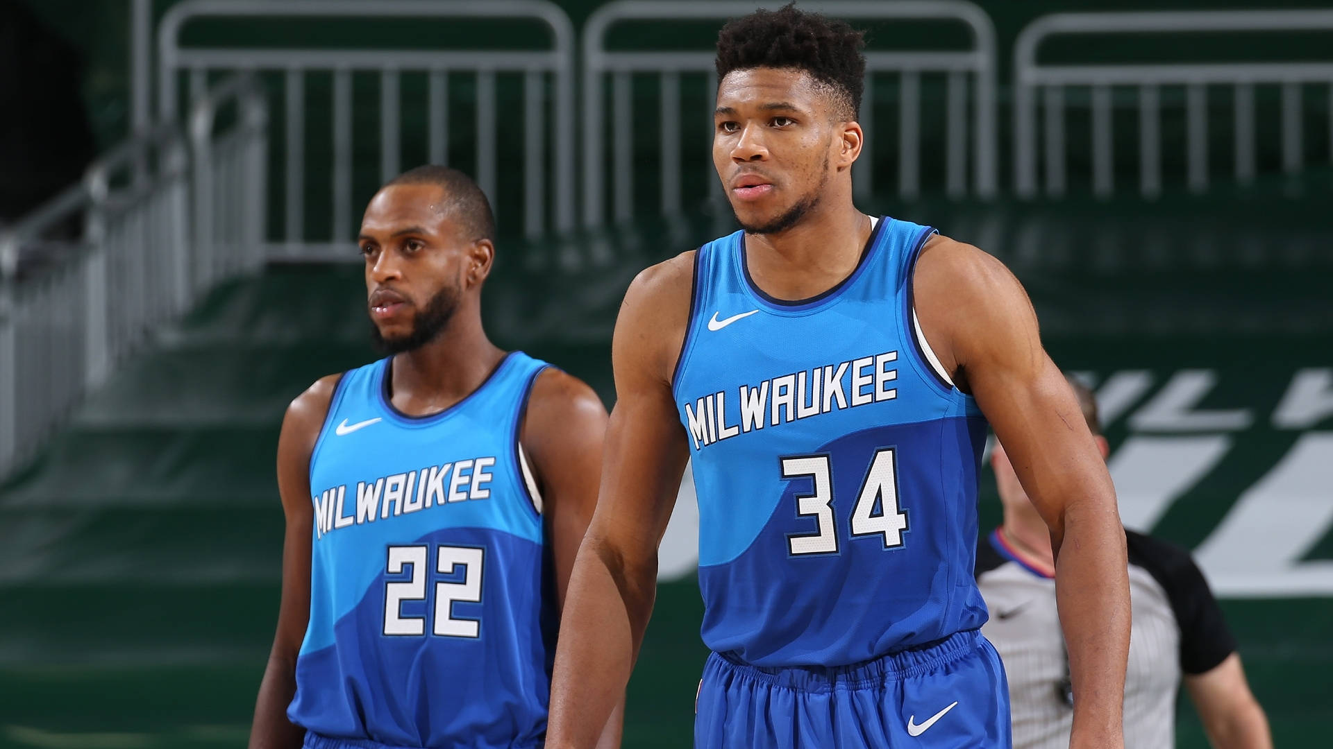Khris Middleton 桌布 壁紙 — 兩名身穿藍色球衣的密爾瓦基公鹿籃球運動員在比賽中專注地站在球場上。