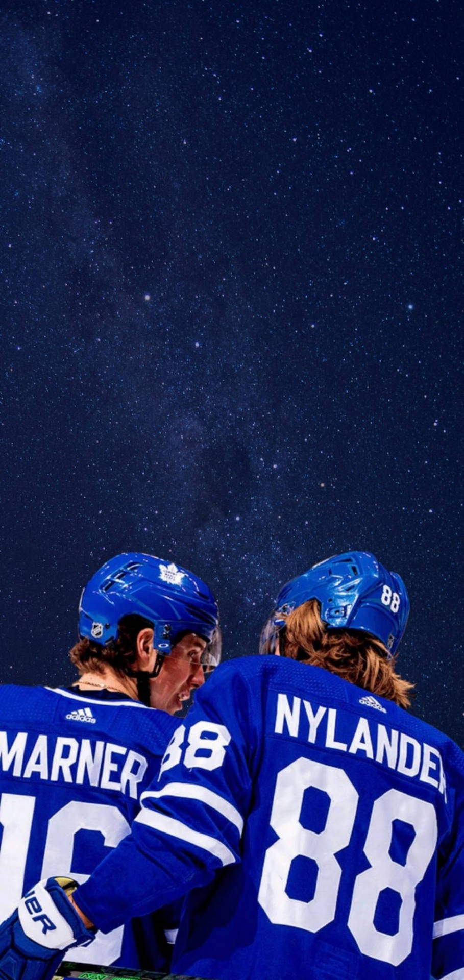 hockey 桌布 壁紙 — 兩名身穿藍色球衣的曲棍球運動員仰望星空，充滿宇宙奇觀。