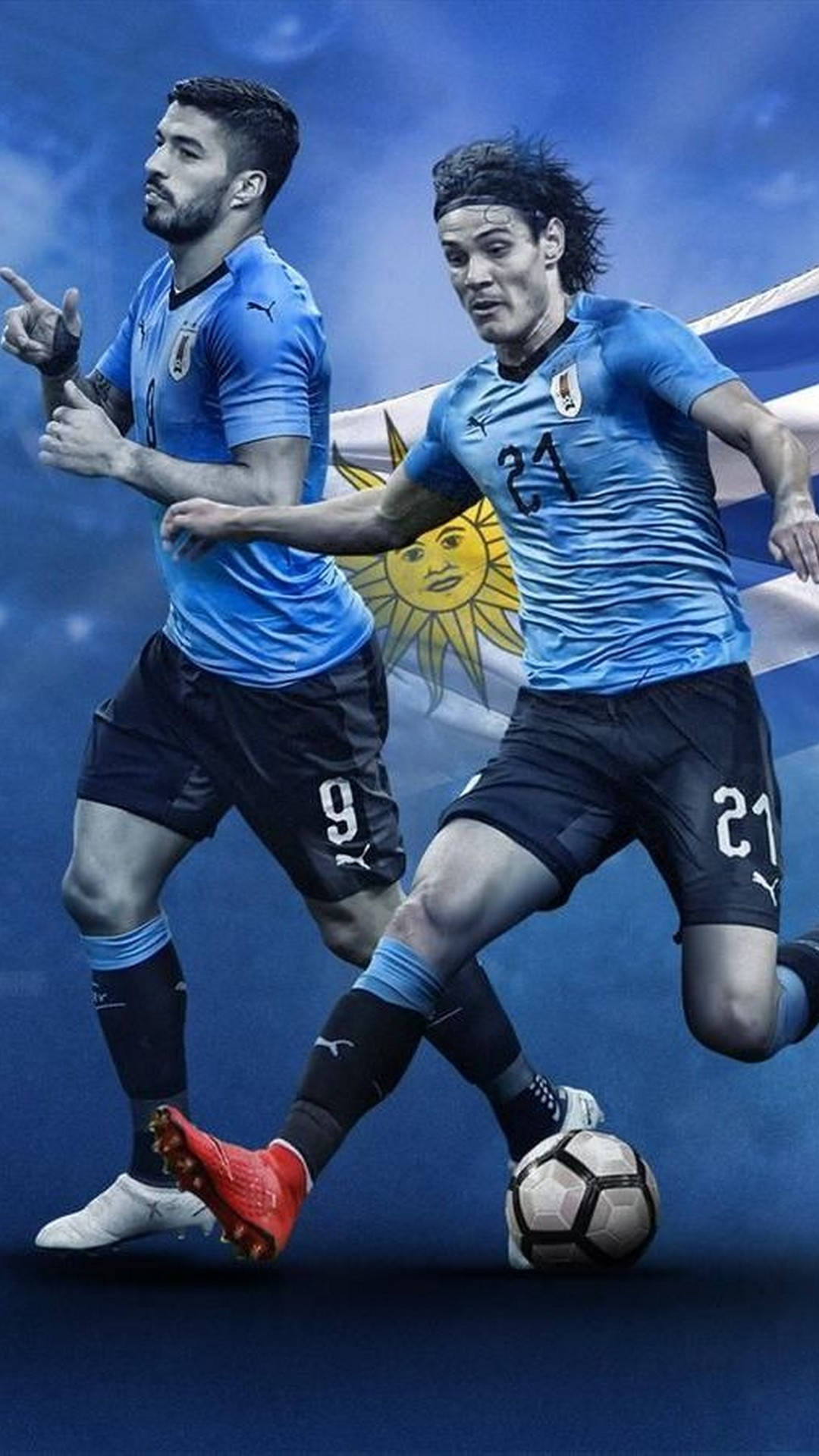 Uruguay 桌布 壁紙 — 兩名身穿藍色球衣的烏拉圭足球員在風格化的國旗背景下激烈爭球。