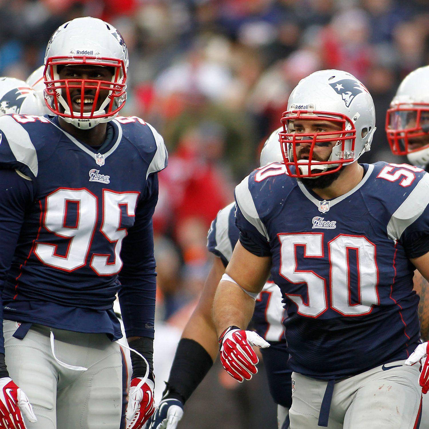 New England Patriots 桌布 壁紙 — 兩名身穿藍銀色制服、戴紅色頭盔的新英格蘭愛國者隊美式足球員在比賽期間在場上行走。