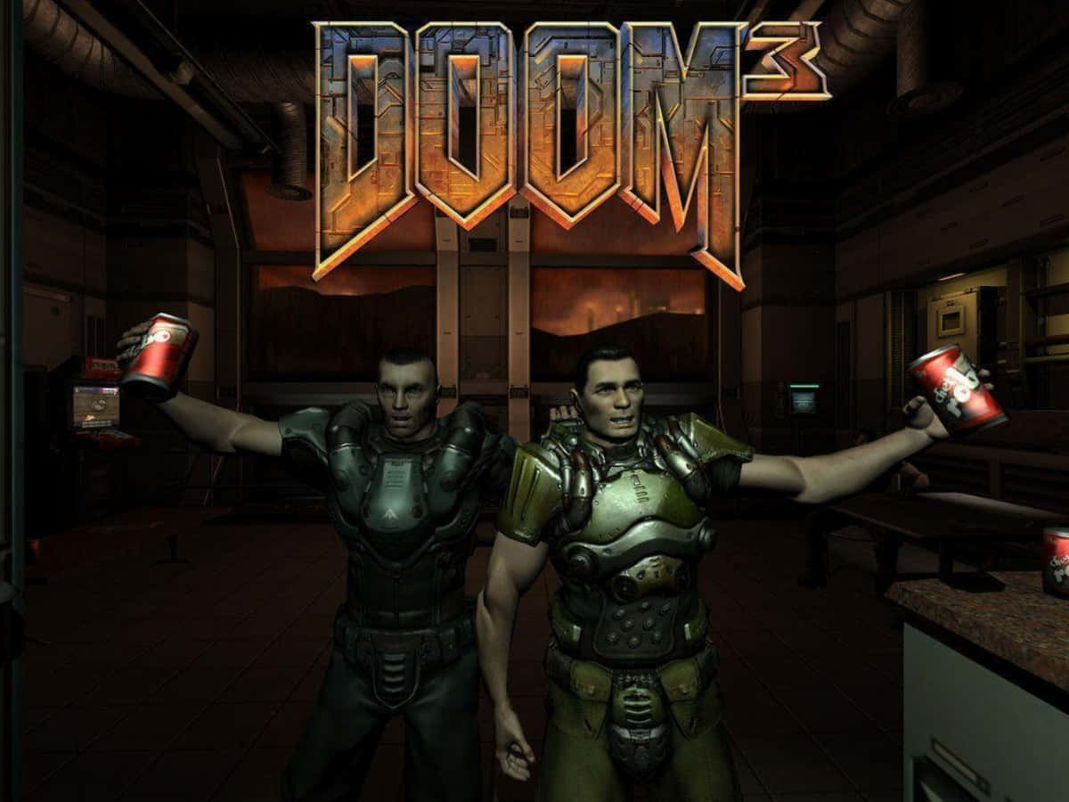 Doom 3 桌布 壁紙 — 兩名身穿裝甲的士兵在昏暗的工業房間中，於發光的DOOM 3標誌下舉起紅色罐子。