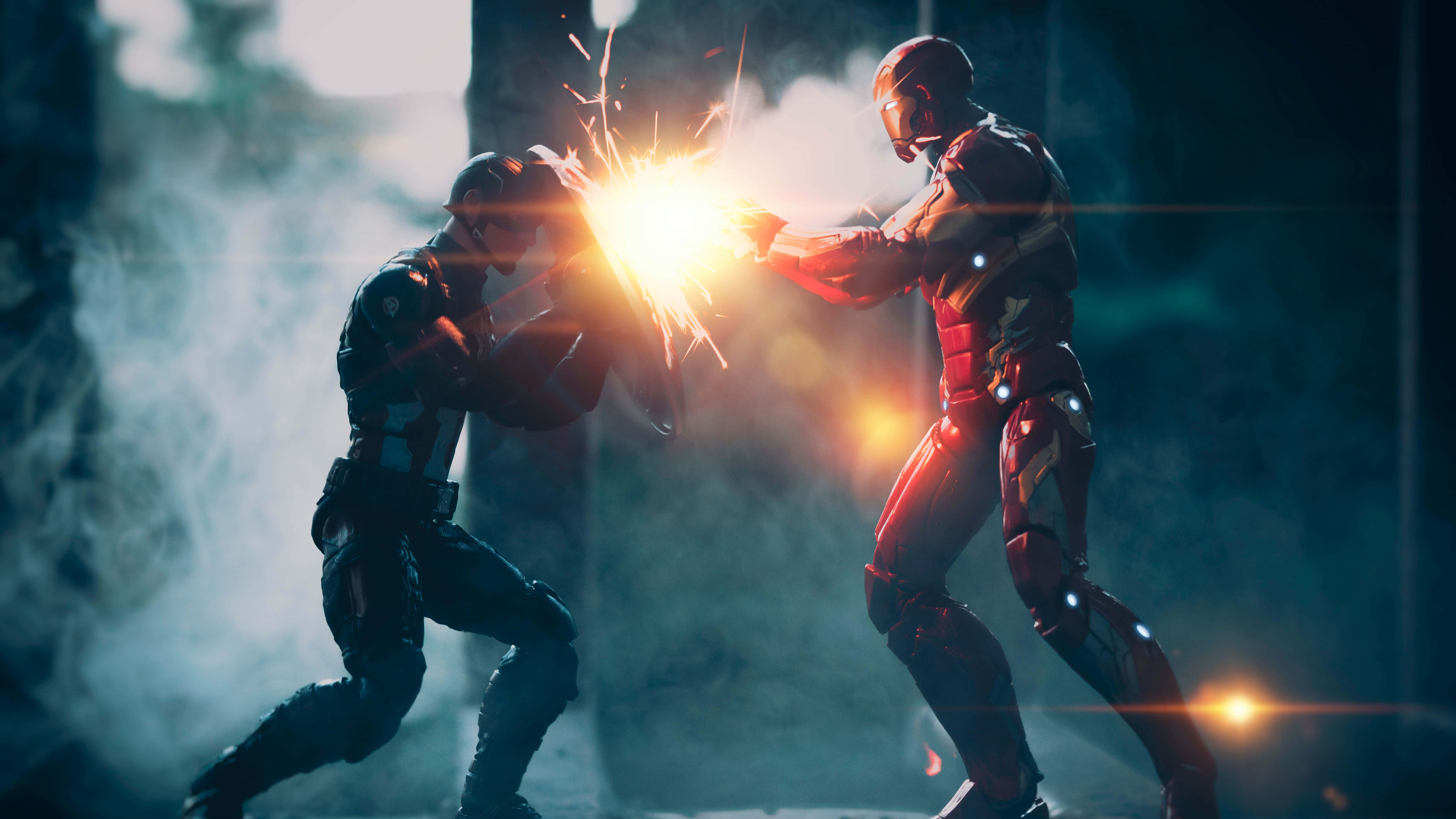 Best Captain America 桌布 壁紙 — 兩名身穿裝甲的超级英雄在煙霧彌漫的戰場上交鋒，武器碰撞間迸發出明亮的火花。