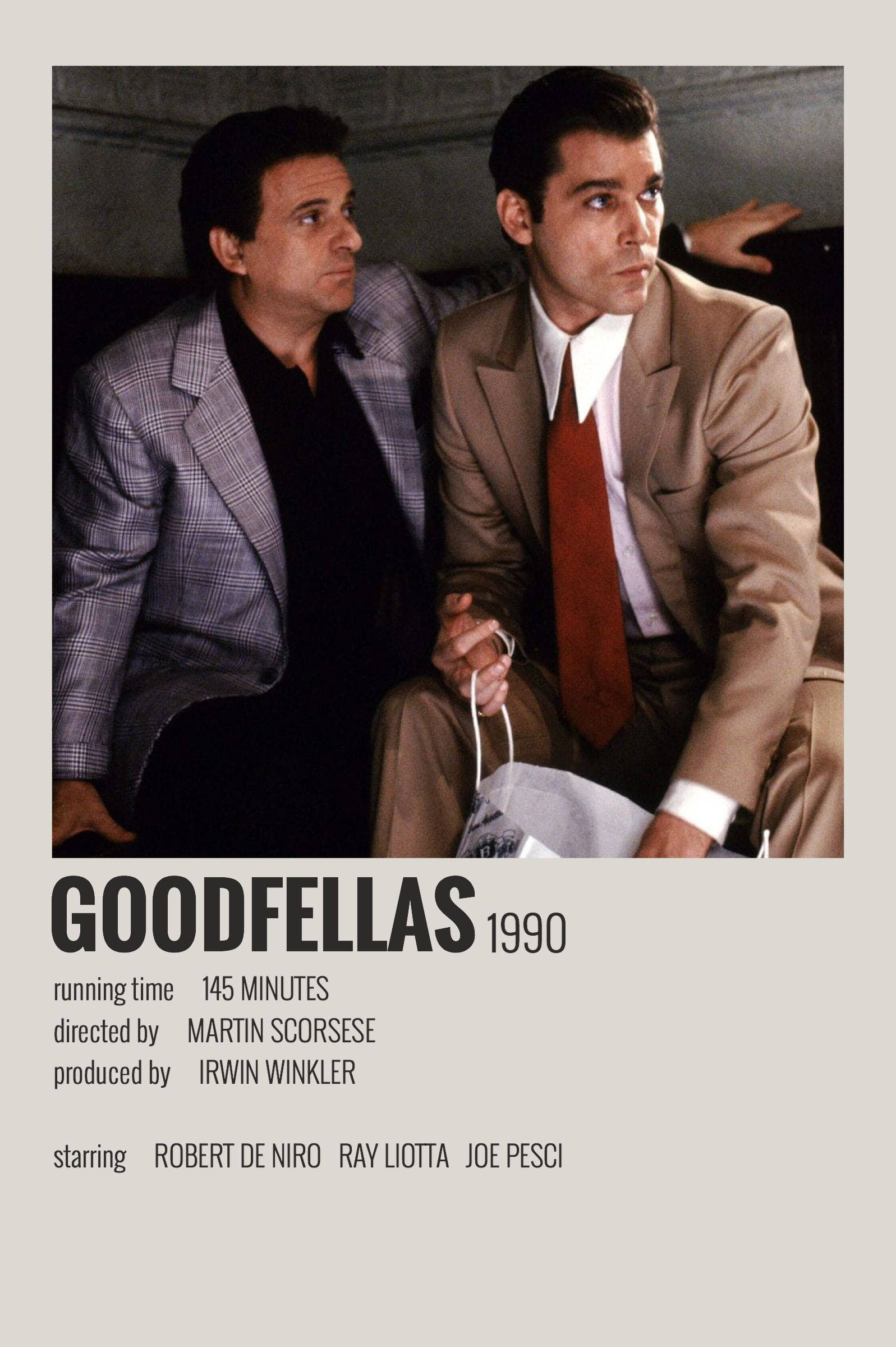goodfellas 桌布 壁紙 — 兩名身穿西裝的男子在昏暗的車內緊張地坐著，緊握購物袋，表情嚴肅。