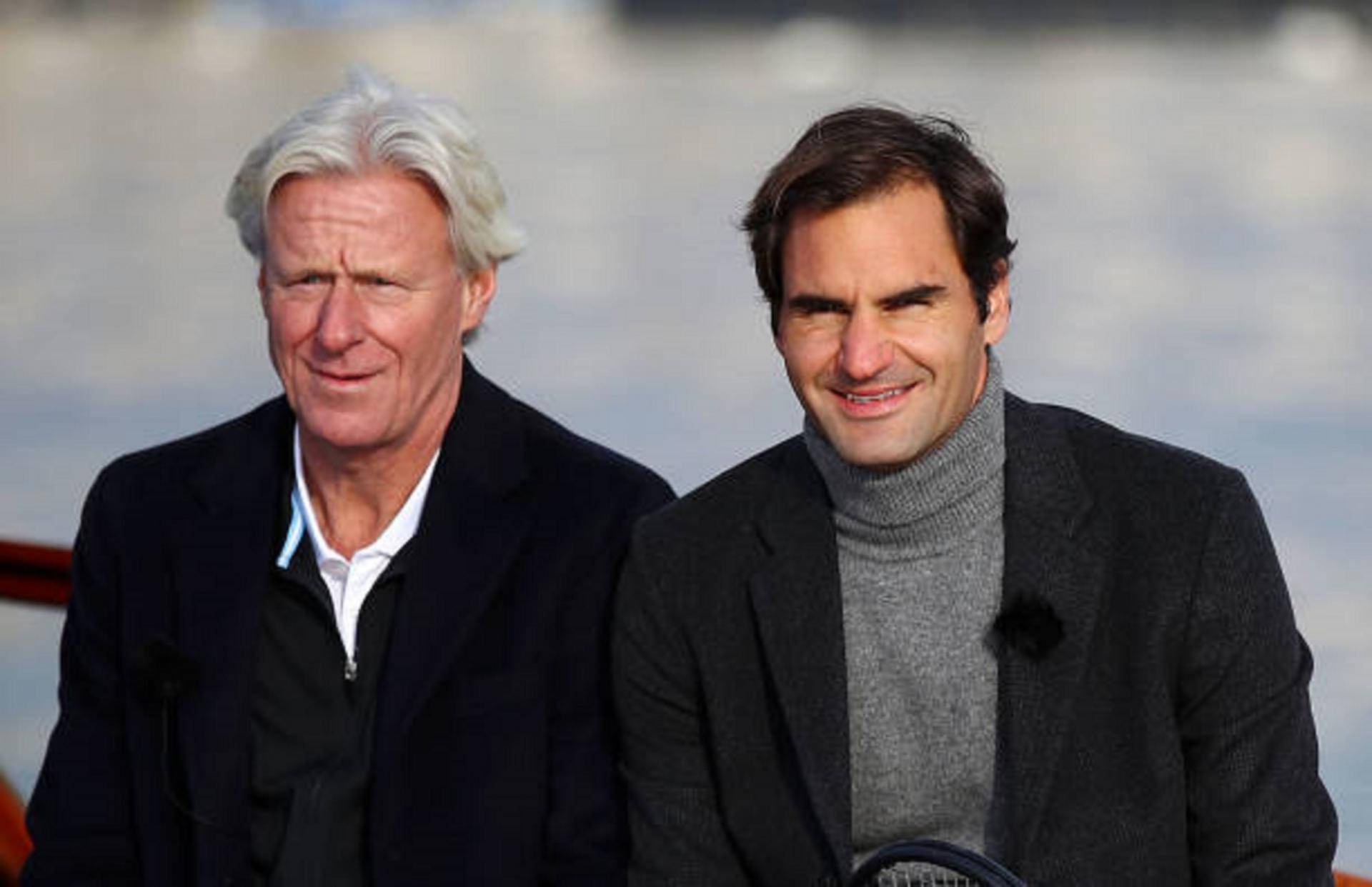Tennis 桌布 壁紙 — 兩名身穿西裝的男子在模糊的水背景旁微笑並排。