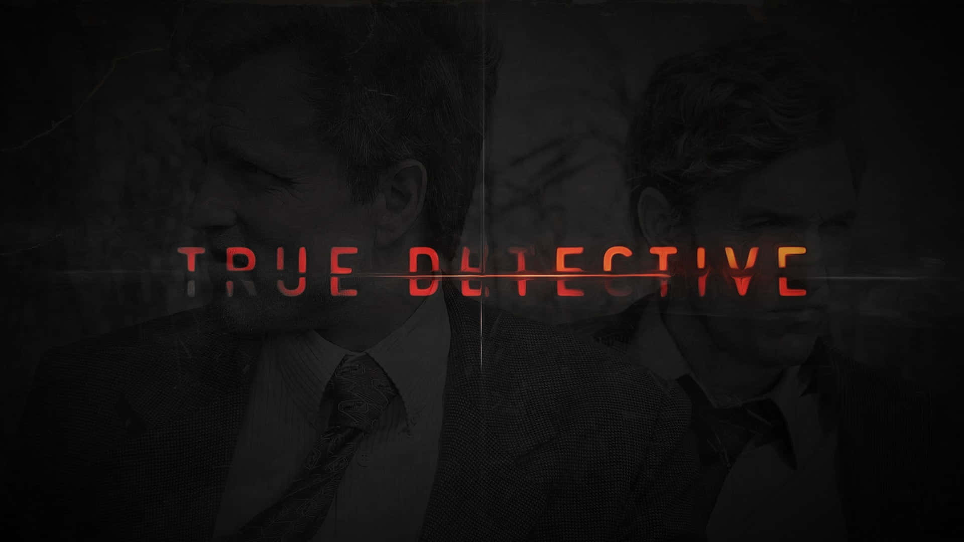 Detective 桌布 壁紙 — 兩名身穿西裝的男子在發光的紅色True Detective標題文字後方逐漸消失在黑暗中。