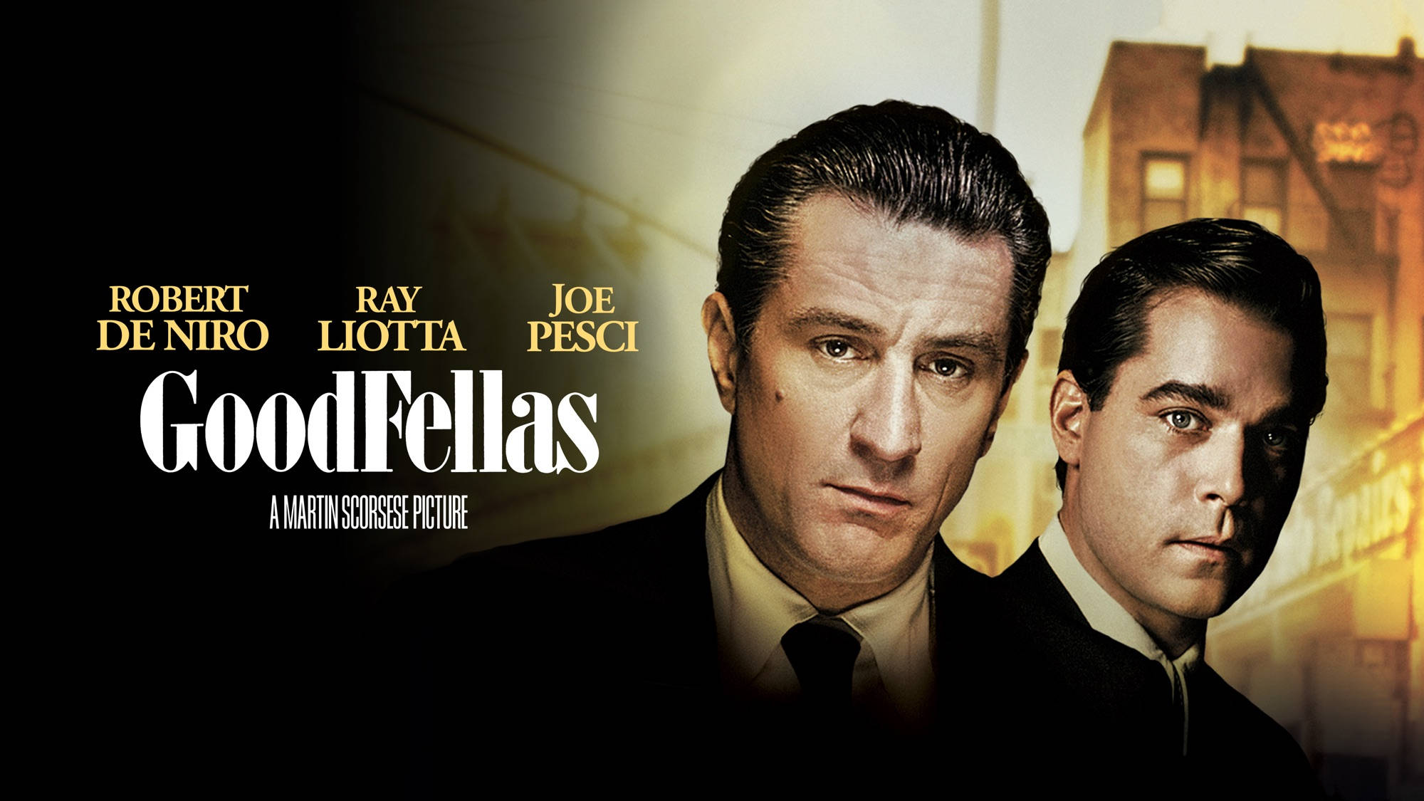 goodfellas 桌布 壁紙 — 兩名身穿西裝的男子在粗糙的城市背景下，配合電影標題文字，凝視著對方。